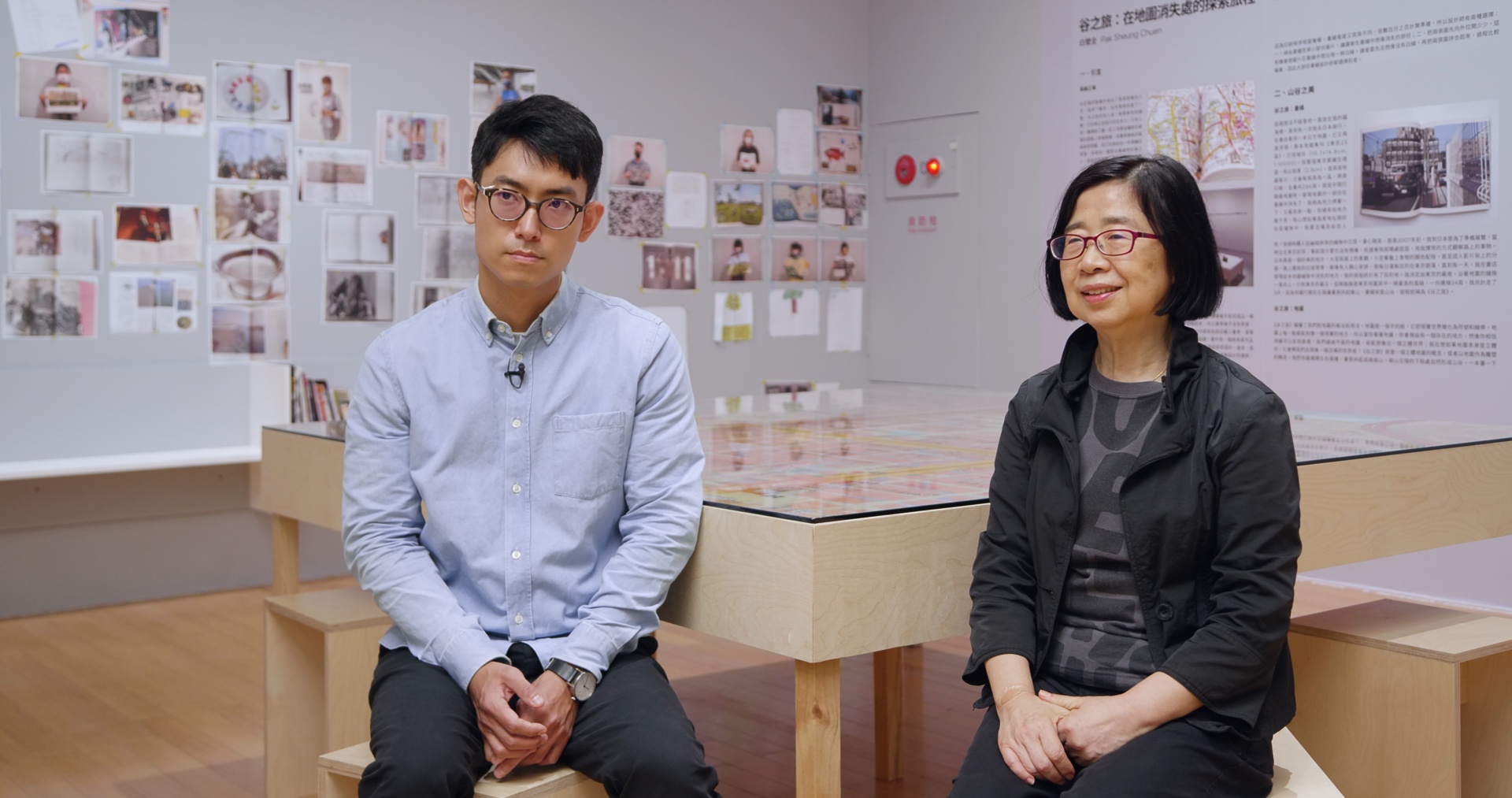 「在夾縫中行走」策展人張芳薇（右）及展覽研究李立鈞（左）。（攝影／凹焦影像工作室，臺北市立美術館提供）