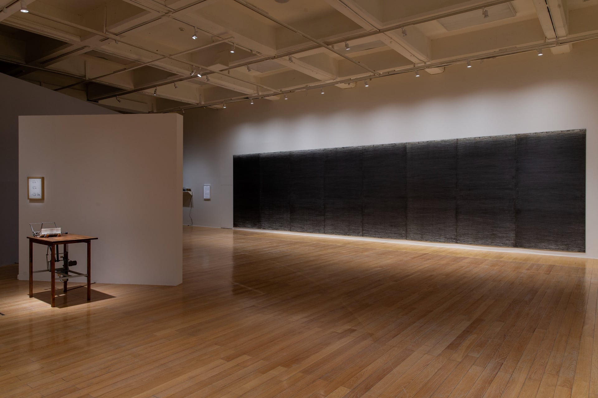 石晉華作品《走鉛筆的人》於「在夾縫中行走」展場。（臺北市立美術館提供）
