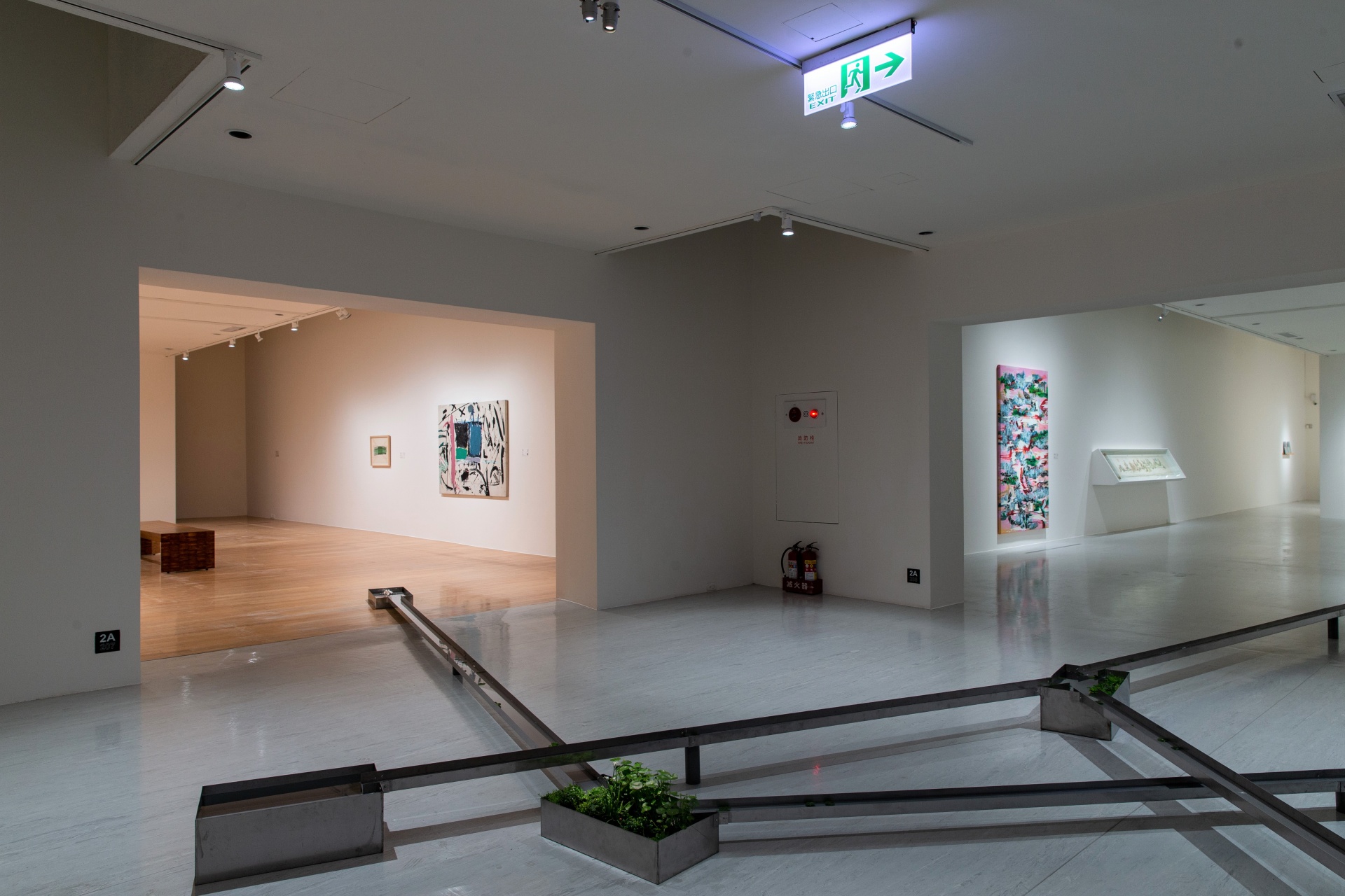 彭弘智作品《遷移》於「在夾縫中行走」展場。（藝術家及臺北市立美術館提供）
