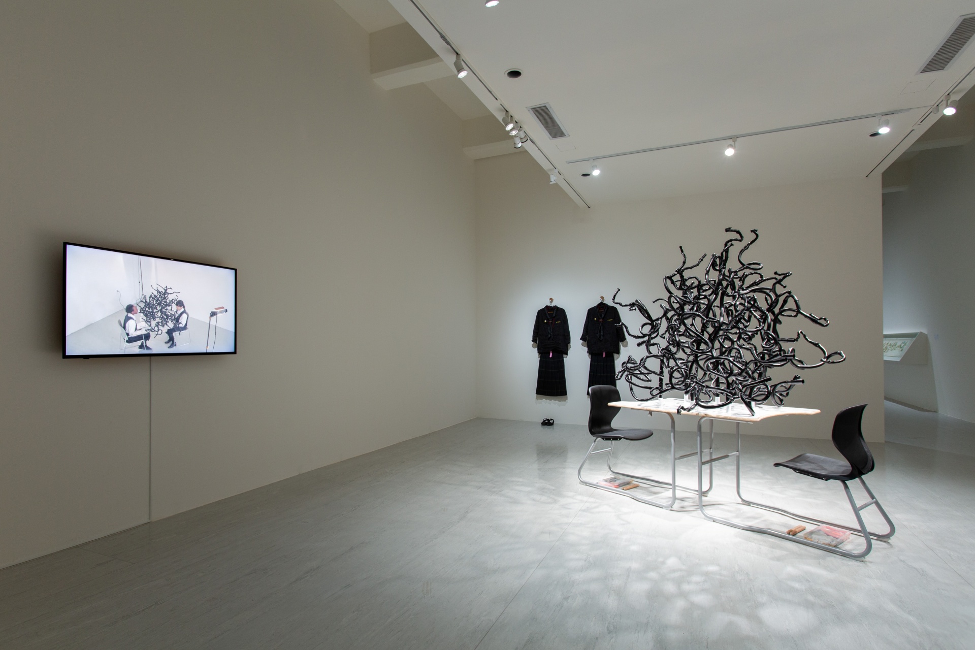 倪灝作品《結構研究I》於「在夾縫中行走」展場。（臺北市立美術館提供）