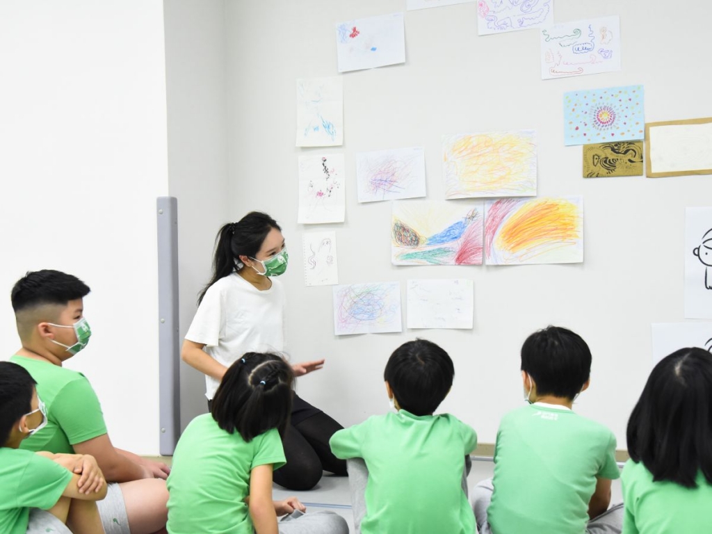 插畫家張筱琦與孩子們一起欣賞大家的繪圖日記 照片提供|雲門舞集舞蹈教室平面攝影|張詩言