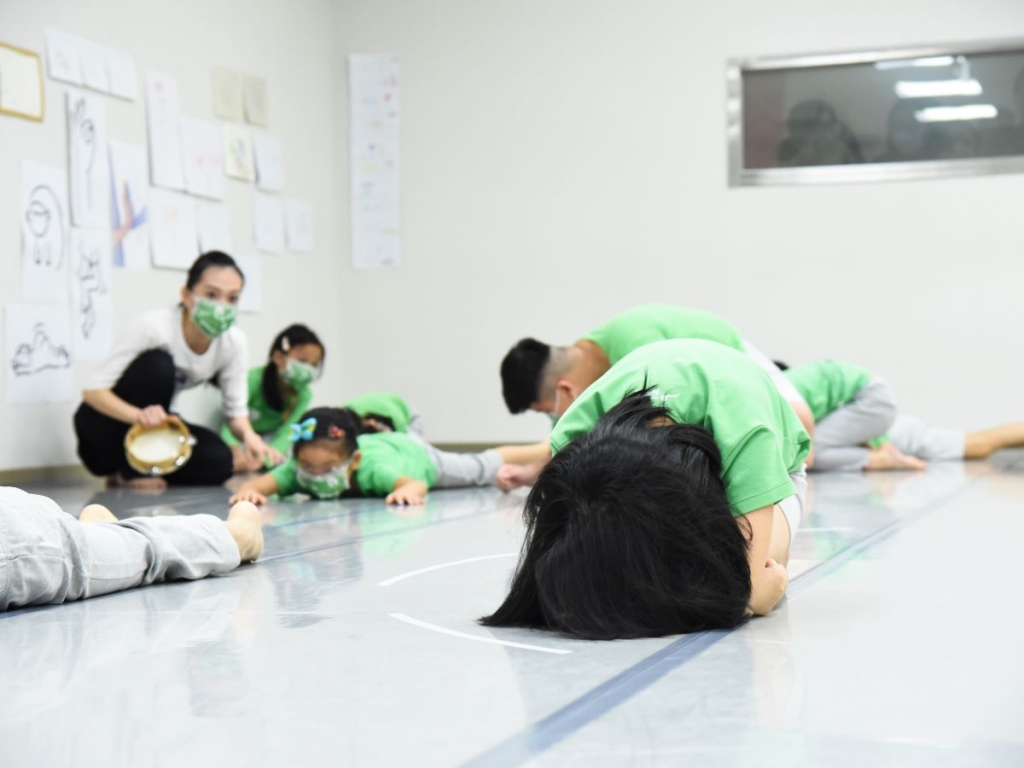 實際學毛毛蟲爬阿爬~~