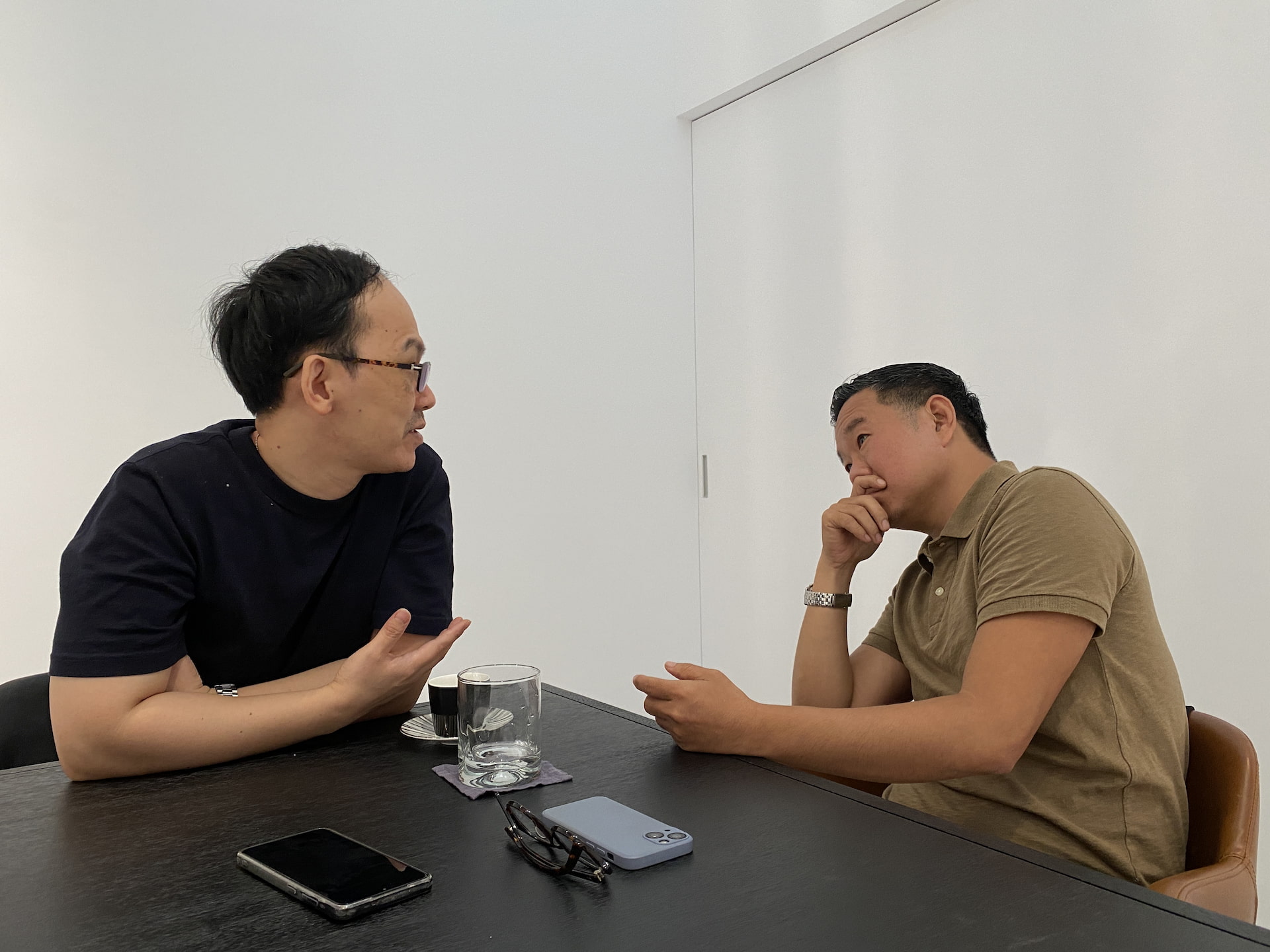在平滑的生活世界（Lebenswelt）裡，繪畫要找的，還是在物質性中見得本真嗎？又或者，如何在平滑中尋得本真？圖為黨若洪正在聽陳建榮講述教學與評圖過程中看見的創作現象。（攝影／陳晞）