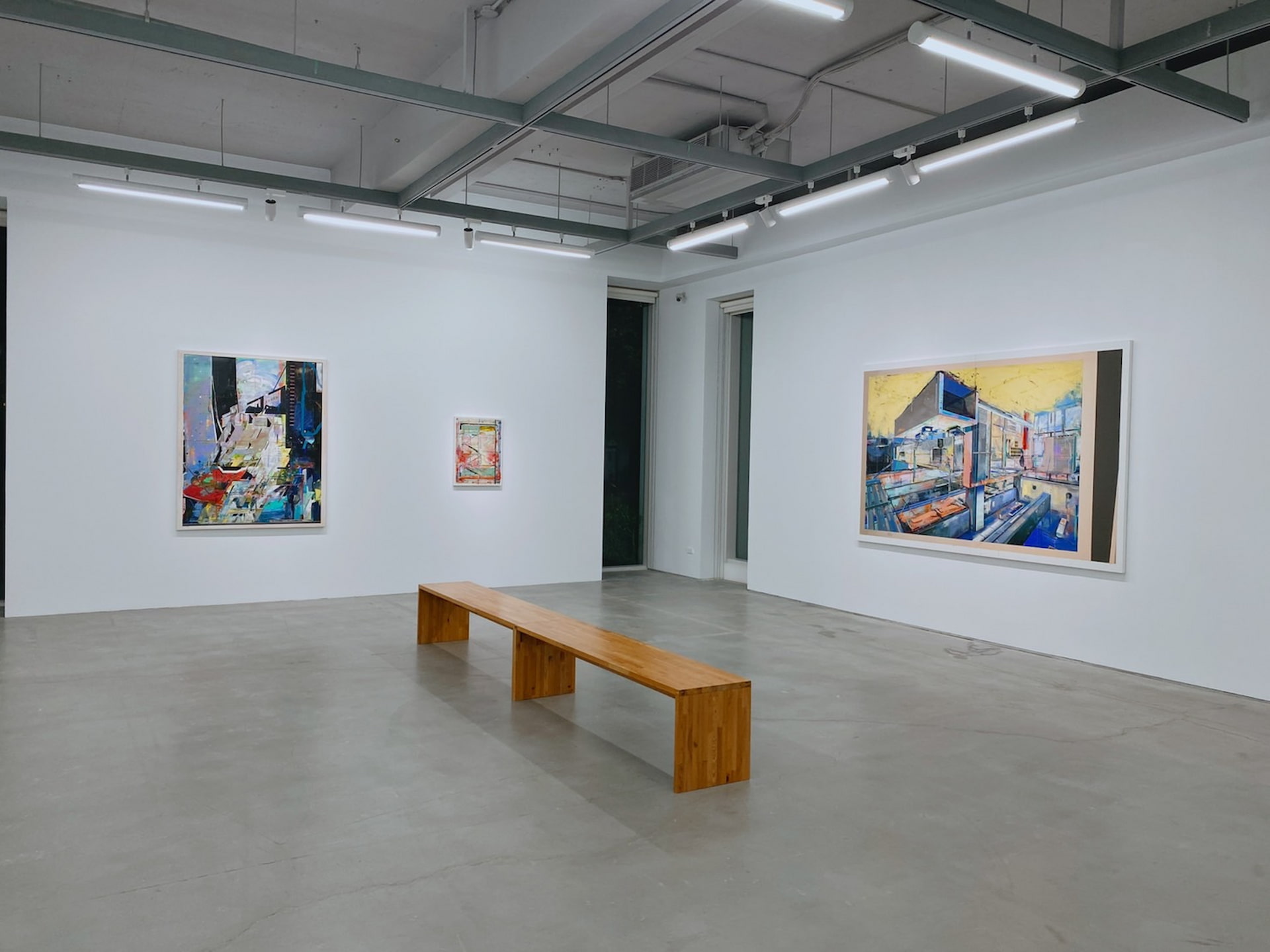 陳建榮與黨若洪創作於台灣繪畫遇見當代藝術發展的潮間帶，而繪畫被以當代藝術的語境來論述並觀看，這對後代畫家思考與想像繪畫，有著深遠的影響。圖為陳建榮個展「方方」展場。（攝影／陳晞）