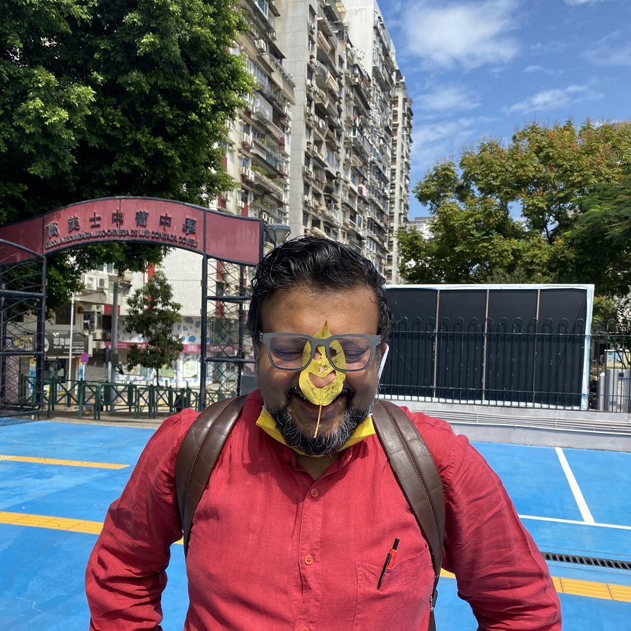 建築師Rui Leão先生帶我們去實地走訪，為我們講了好多有趣的建築故事。（蜜蜂小朋友隨身帶著剪刀，把地上的樹葉都剪成人臉，讓路人「隨時撿到、隨時嚇到」，樹葉也變成建築師鼻子的迷你面具！）