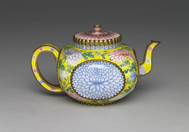 清康熙「銅胎畫琺瑯菊花紋方壺」,台北故宮博物院藏。(© 國立故宮博物院)