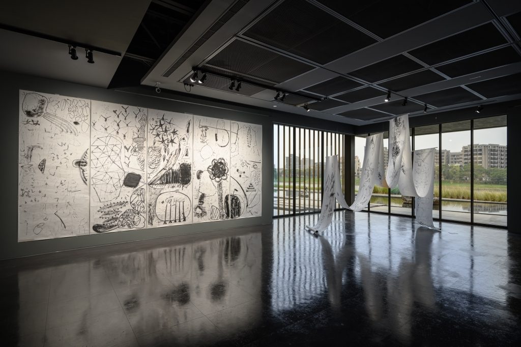 02.2023橫山書藝雙年展「法與無法交織的年代」展場照。攝影／ANPIS-FOTO王世邦，圖片提供／桃園市立美術館