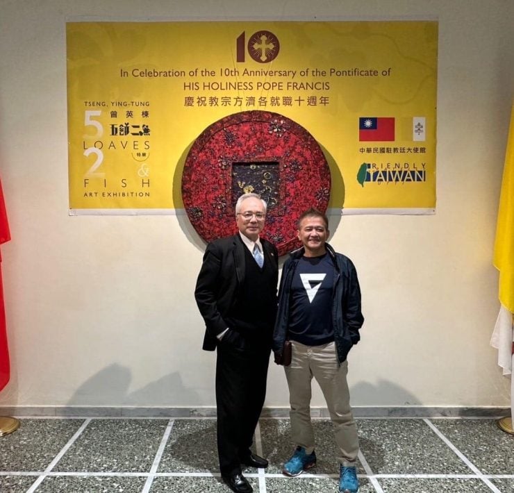 紀念教宗方濟各就職十週年，駐教廷大使李世明攜手藝術家曾英棟舉辦《五餅二魚》展覽作為禮獻