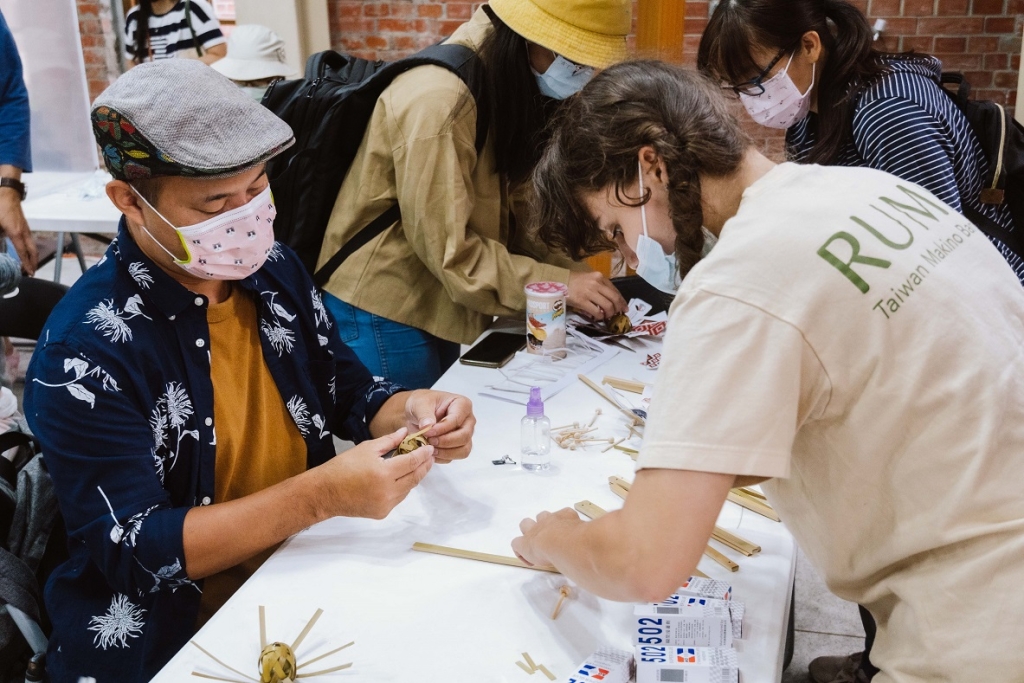 歷年場場額滿的「森手作」工作坊，今年推出以香氛香拓、木皮書籤彩繪、竹編杯墊製作和土肉桂產品體驗為題的手作體驗課程（行政院農委會林務局 提供）