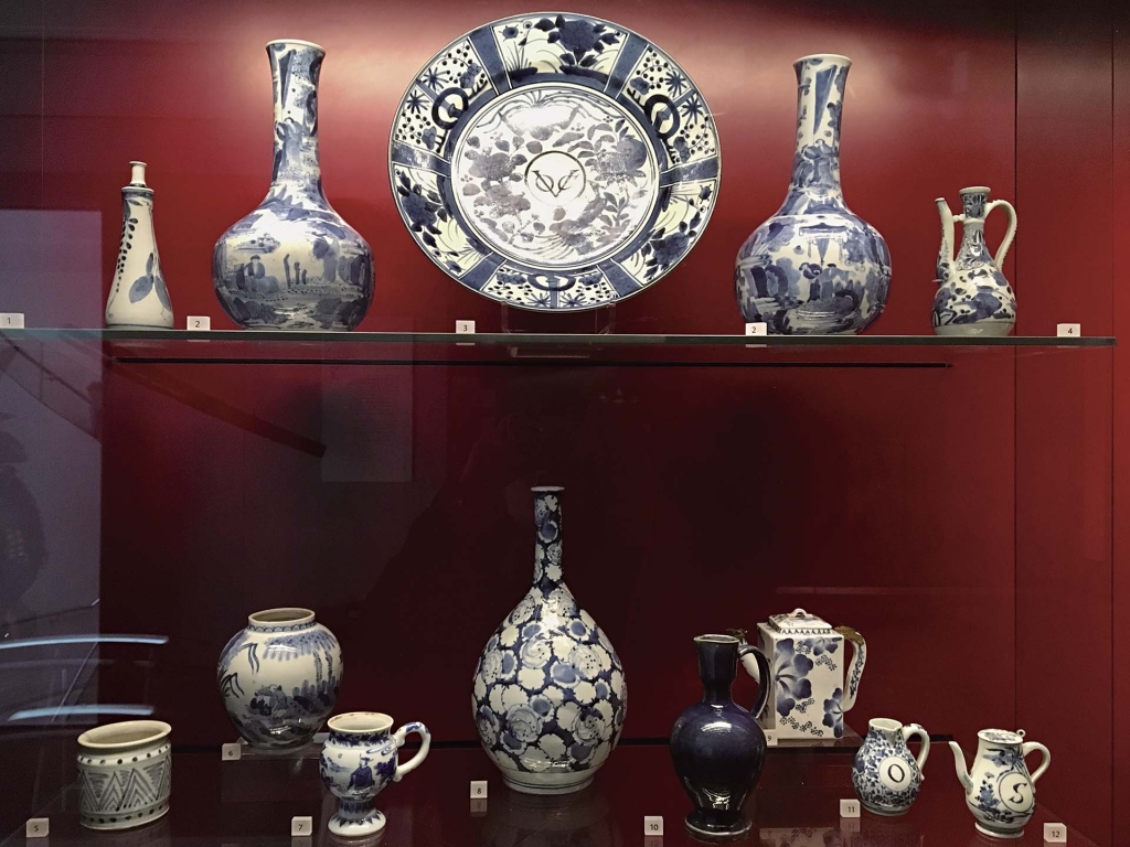 艾許莫林博物館內陳展的亞洲瓷器，帶有東方異國情調。攝影／郭怡汝。