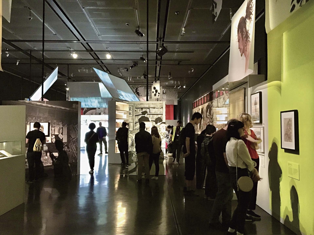 日本漫畫展展場多處將現代漫畫手稿與日本傳統繪畫並至陳列。攝影／郭怡汝。