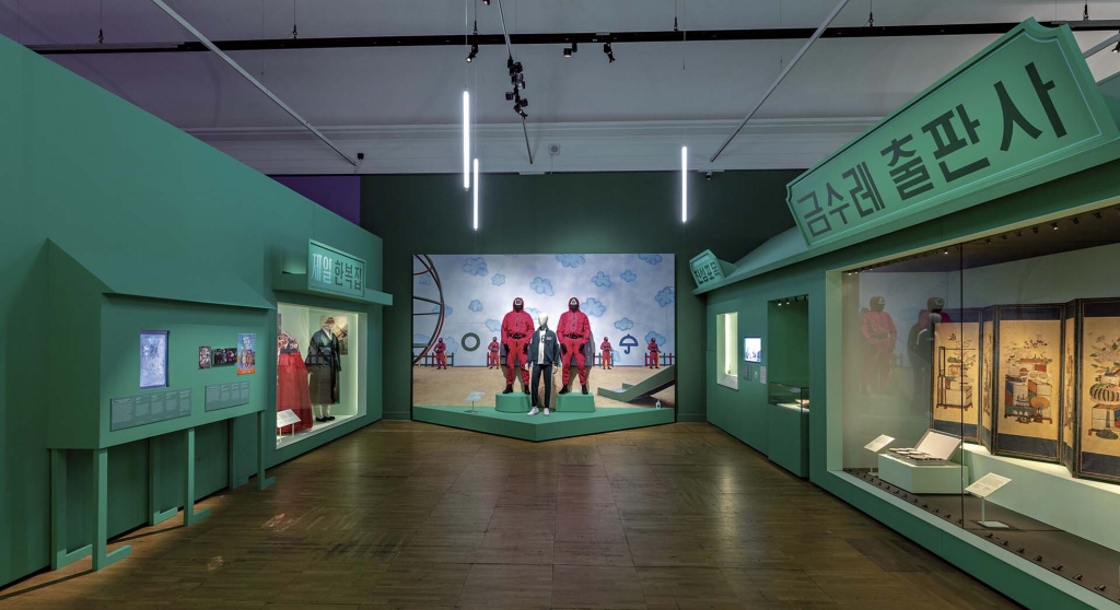 韓流特展展出享譽全球的韓國戲劇其道具、服飾及場景等。圖／Victoria and Albert Museum。