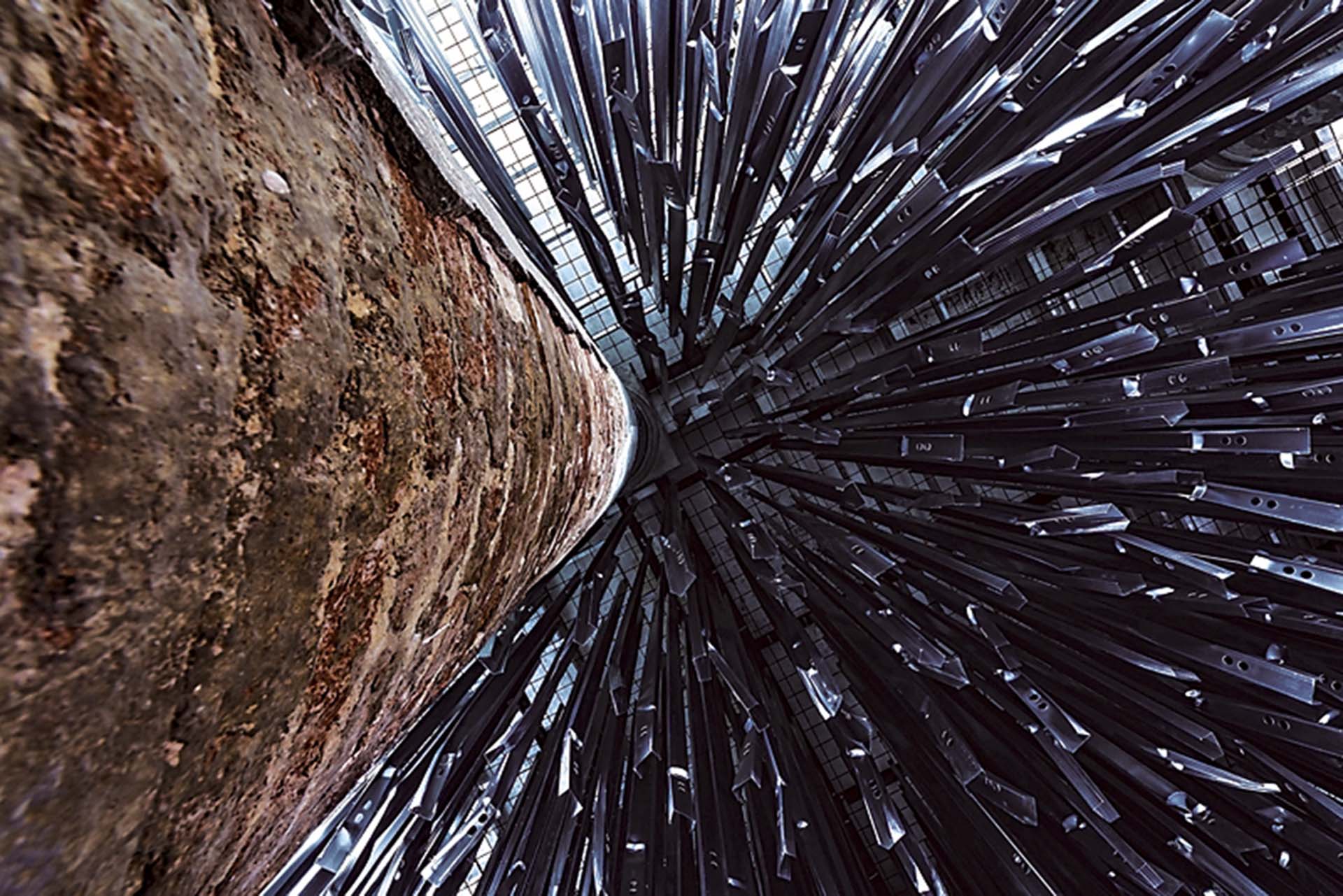 以回收材構成的軍械庫入口展間「Making of」。（Photo by: Andrea Avezzù／Courtesy: La Biennale di Venezia）