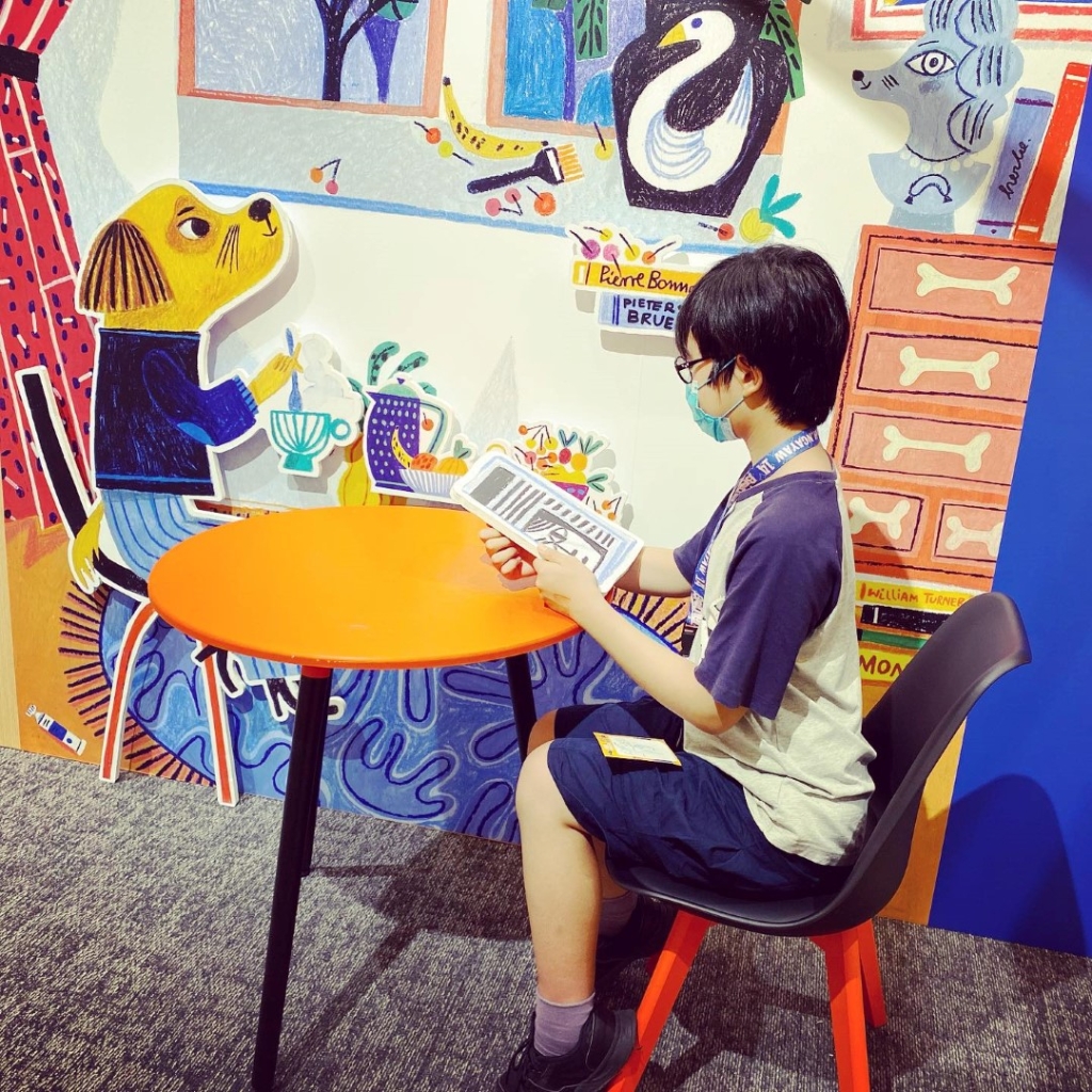 從小就在繪本書堆裡長大的闆寶，看展會用專業的「書店之眼」讀畫風和媒材。
