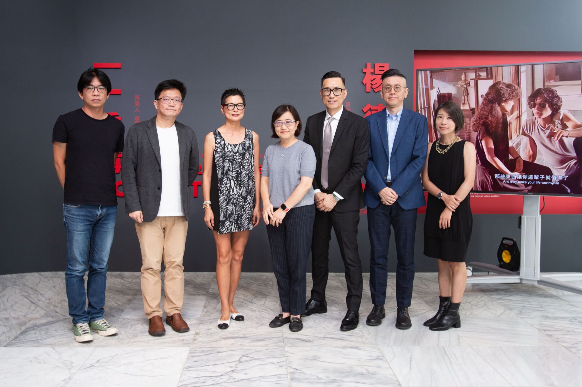 「一一重構：楊德昌」記者會合影：影展策展人、影視聽中心研究策展處處長林木材；影視聽中心執行長李智仁；回顧展首席創意顧問彭鎧立；臺北市政府副市長林奕華；臺北市立美術館館長暨展覽策展人王俊傑；展覽策展人、國立臺北藝術大學教授孫松榮；回顧展協調顧…