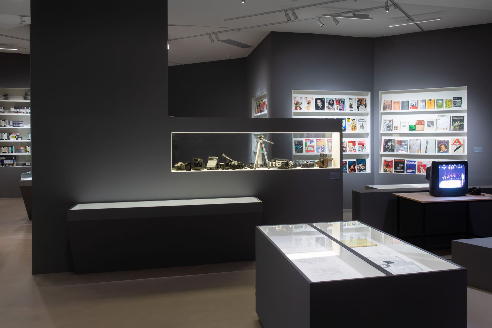 「一一重構：楊德昌」：「活力喜劇家」展區一景。臺北市立美術館提供。