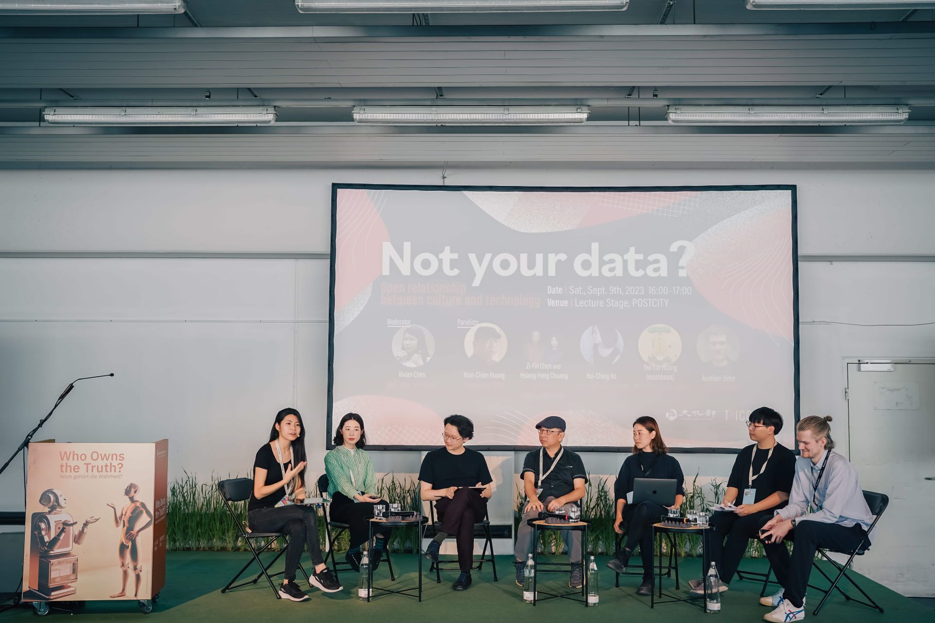 文策院於林茲電子藝術節舉辦講座，由左而右依序為主持人陳依靖、陳姿尹、莊向峰、黃心健、柯惠晴、黃彥霖、敖瀚林（文策院／提供）