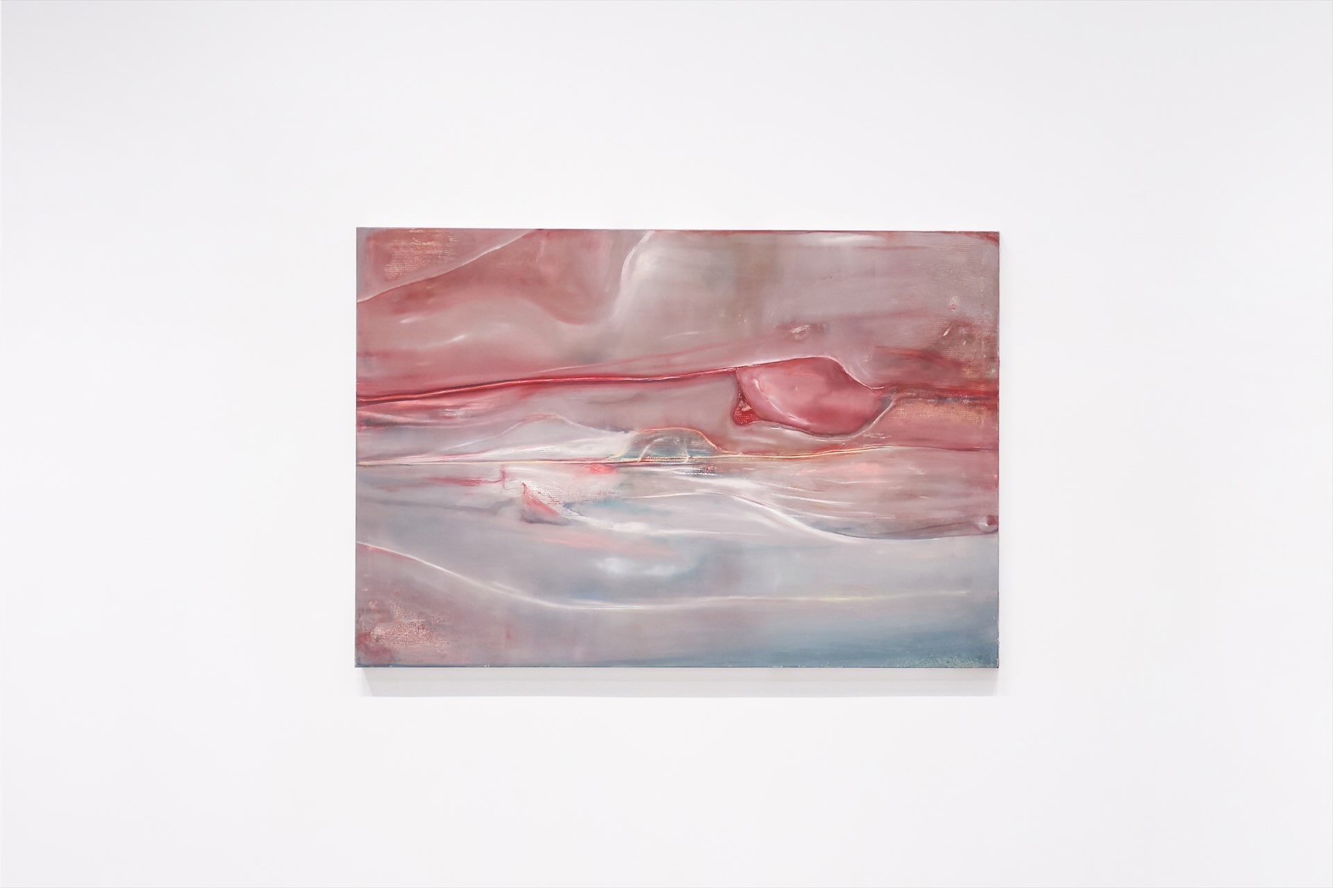 展場入口處的《Flesh Construction I》,拖曳於畫布表面的線條,與層次豐富的肉色基底,像是在釋出某種訊息,激情感性的奏鳴頻率正在趨緩,傷口正在被縫合。圖為李根民作品《Flesh Construction I》(2023)於「…