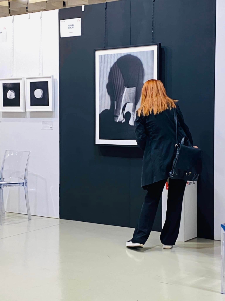 第14屆義大利佛羅輪斯雙年展現場，臺灣藝術家周有煦攝影作品《Essere》。（C JEAN提供）