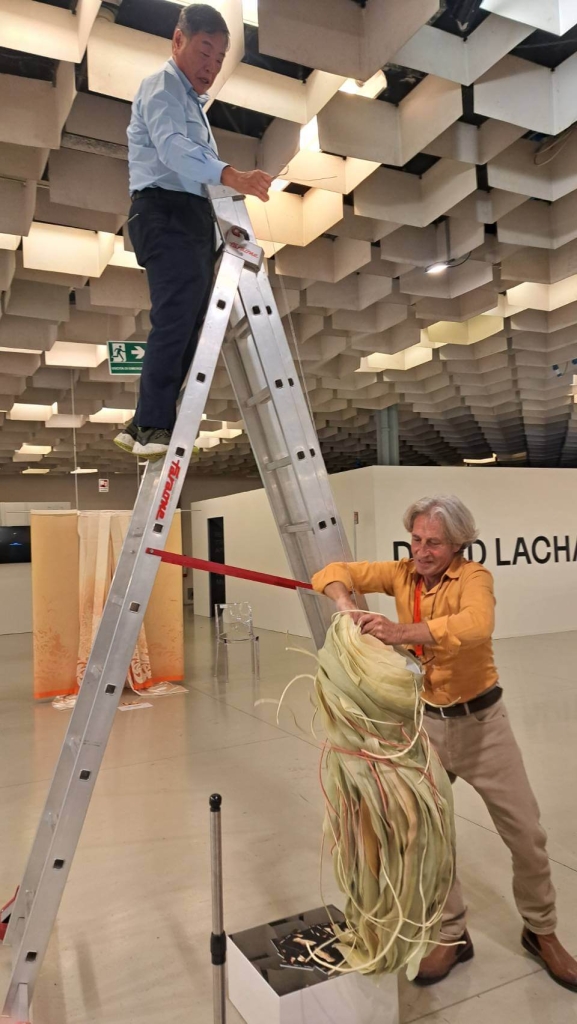 第14屆義大利佛羅輪斯雙年展現場，簡君嫄親自運送作品自現場，由其父親與隔壁展區德國藝術家的父親一起協助展場布置。（C JEAN提供）