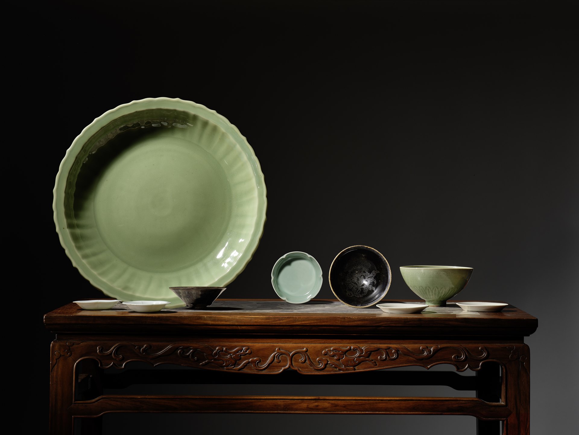 KI 札幌発 中国古美術品 藝術品展覧中心 瑪瑙瓶 翡翠 置物 唐木台座 保証書付 中古 鴻禧美術館舊藏領銜，凝聚宋代色彩美學，中國瓷器及工藝精品亮相2023