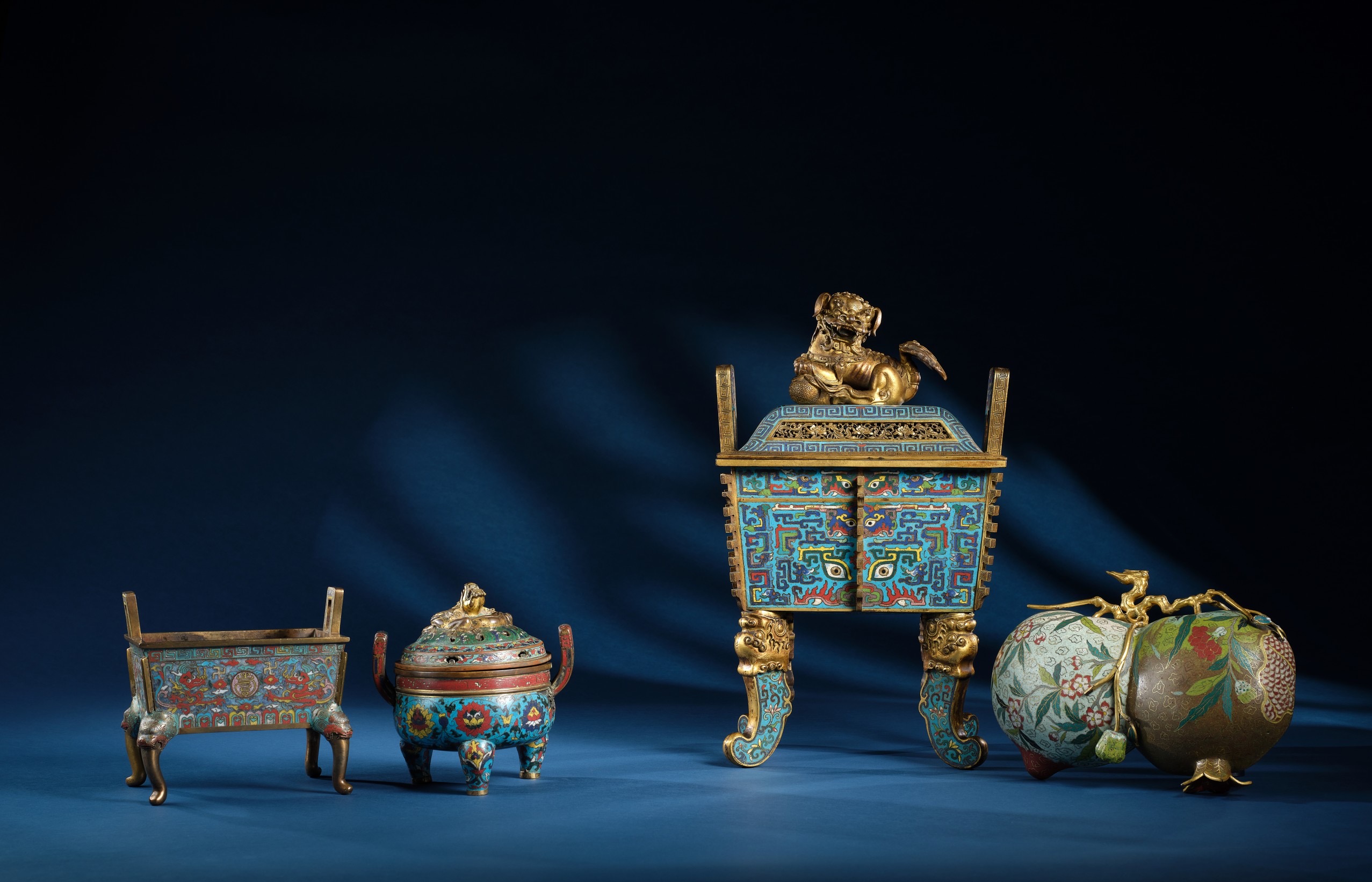 中国古美術・旧蔵品・純銅製・高浮彫・錾刻・鎏銀・八宝紋 盤龍 首飾箱・置物・茶道 拍賣筆記vol.112 繭山龍泉堂：唐代銀鎏金鏨寶相花紋小蓋盒