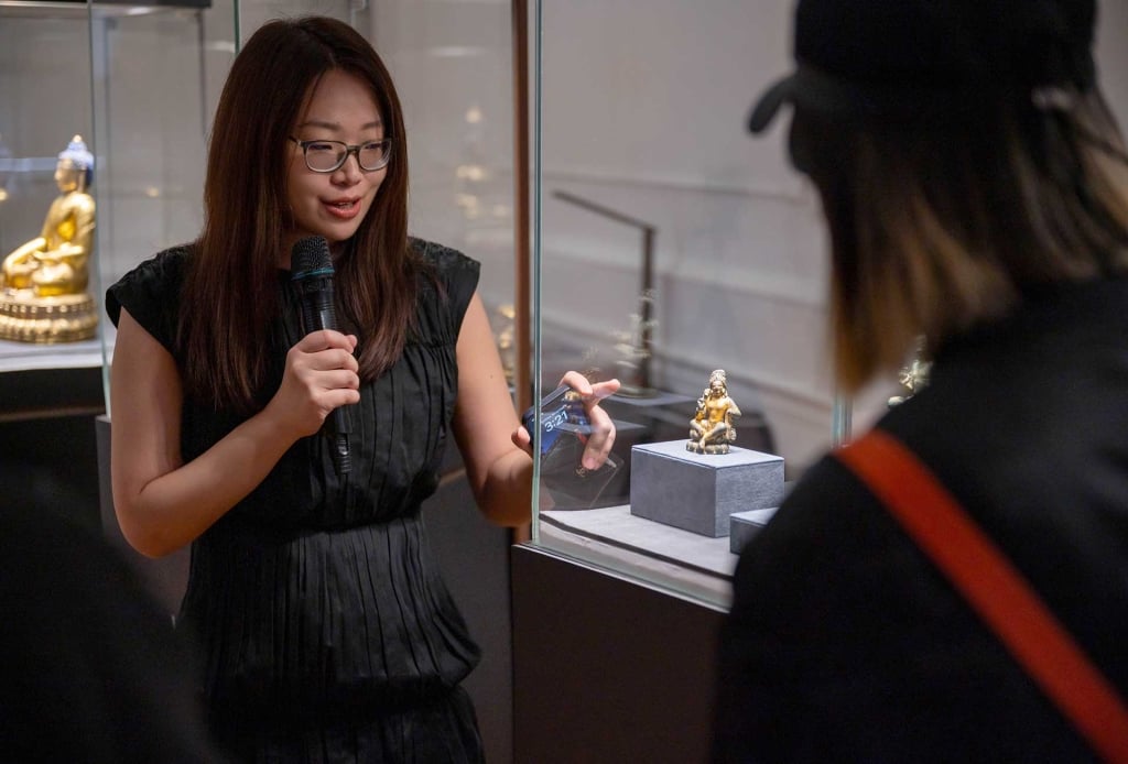 印度、喜馬拉雅及東南亞藝術部專家譚遠卓（Dora Tan）於預展導覽講解。