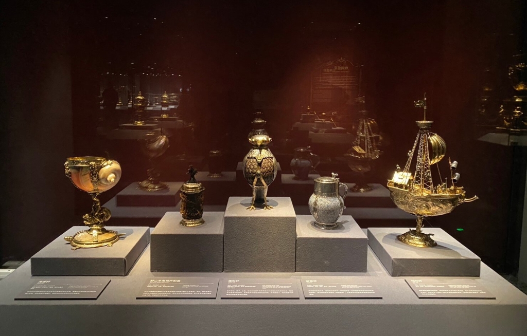 吉爾伯特夫婦精品收藏巡迴展，2023年上海世博會博物館展出銀製酒杯。（攝影／朱佑霖）
