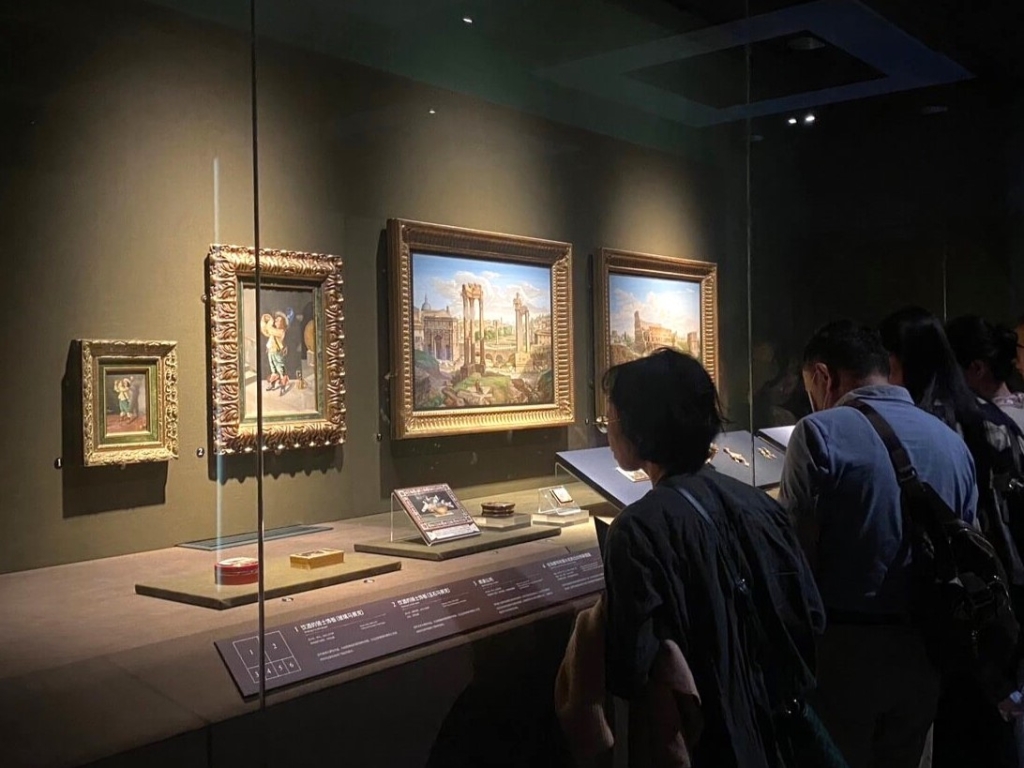 吉爾伯特夫婦精品收藏巡迴展，2023年上海世博會博物館展出微型馬賽克作品。（攝影／朱佑霖）
