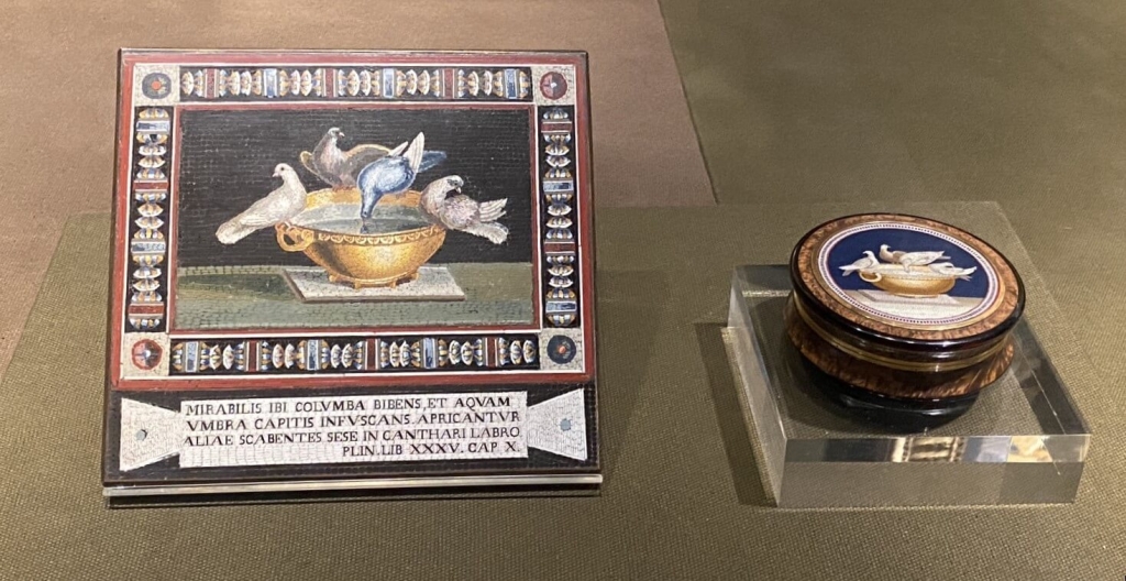 2023年上海世博會博物館展出經典微型馬賽克主題「普林尼鴿子」裝飾面板及糖果盒，19世紀，畫面中的鴿子有的正俯首飲水，有的在梳理羽毛。（攝影／朱佑霖）