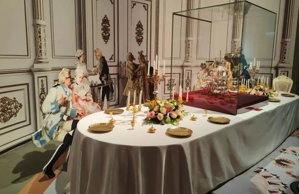 2023年山東博物館展廳，還原歐洲貴族觥籌交錯的宴飲場景。（圖片來源：山東博物館）