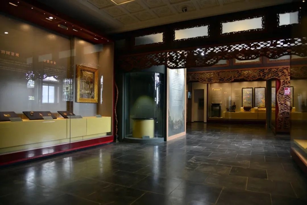 2022年頤和園博物館巡迴展，在吉伯特夫婦的藝術收藏之外，展出園藏中國銀器、玉器、琺瑯器、瓷器、傢俱等工藝精品。（圖片源自：北京旅遊官網）
