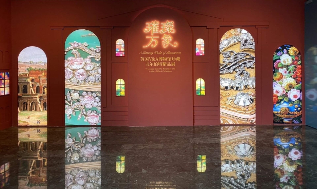上海世博博物館，展名「璀璨萬象——英國V&A博物館珍藏吉伯特精品展」展場主視覺。（攝影／朱佑霖）