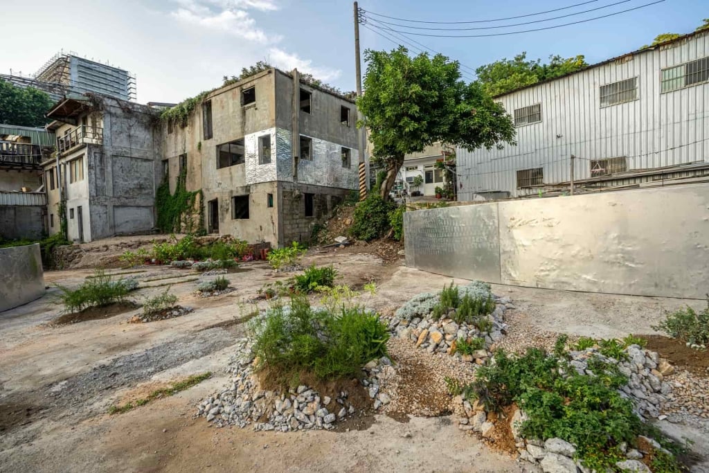 王文心《檔案花園》結合景觀設計的概念，將水泥掩蓋的地面爆破，露出土壤的間隙種植本地岩生、砂生與濱海植物。馬祖國際藝術島提供