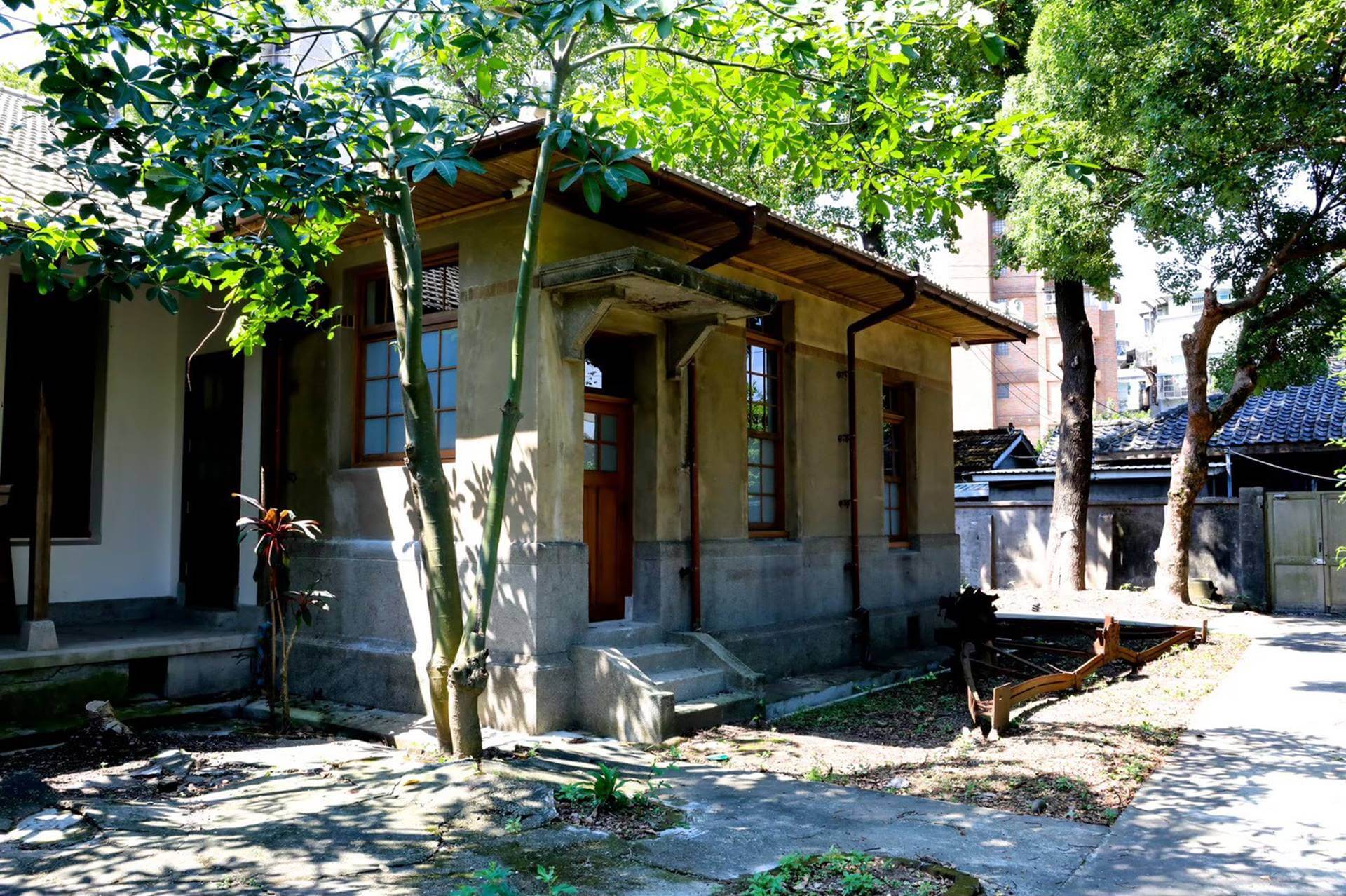 歷史建物「大院子」，經過活化後成為結合玻璃屋餐廳的複合式藝文空間。（力麒建設提供）