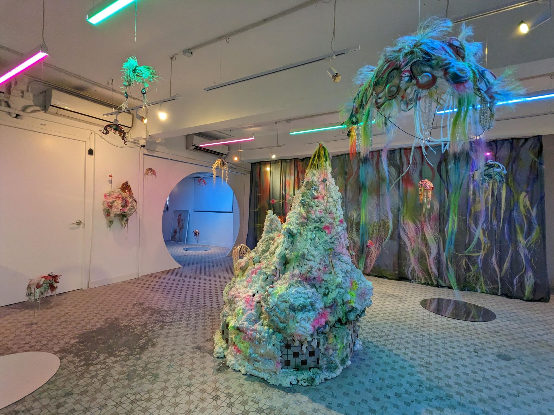 Current Plans展出「Fancy Creatures: The Art of the Wig」展覽現場。（曾智愛怡提供）
