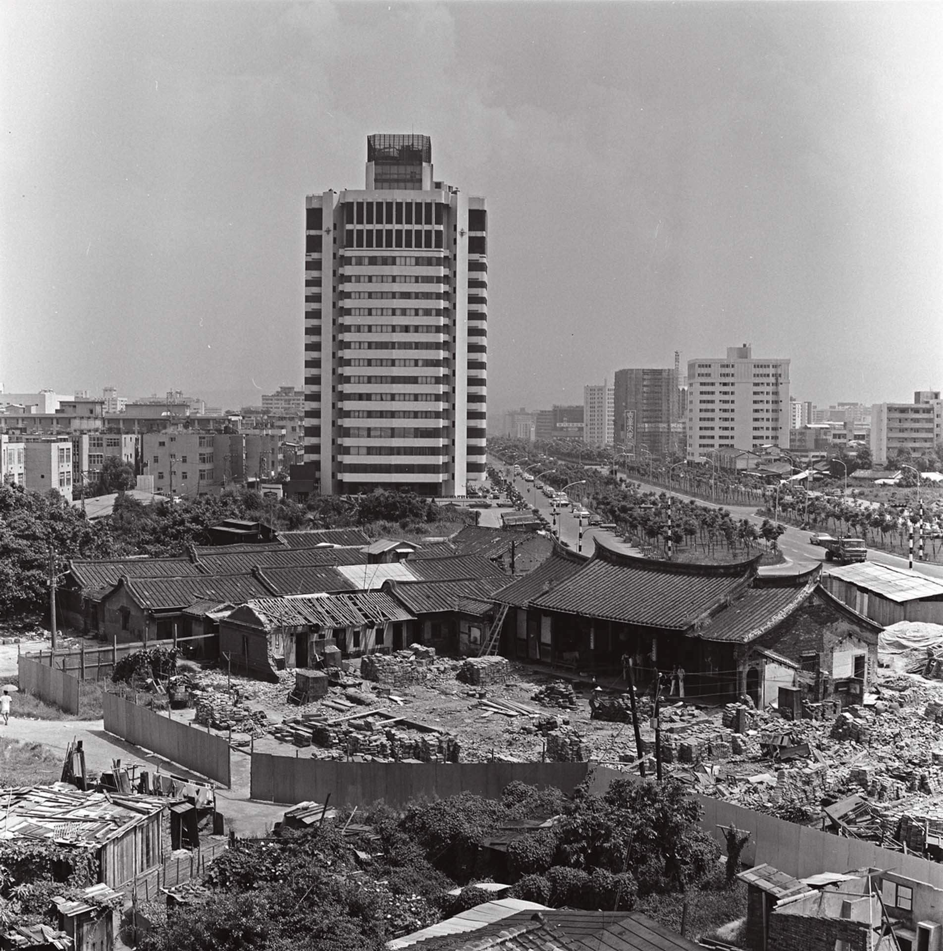 林肯大廈和準備拆遷的林安泰古厝，1978。（©外交部，北美館提供）