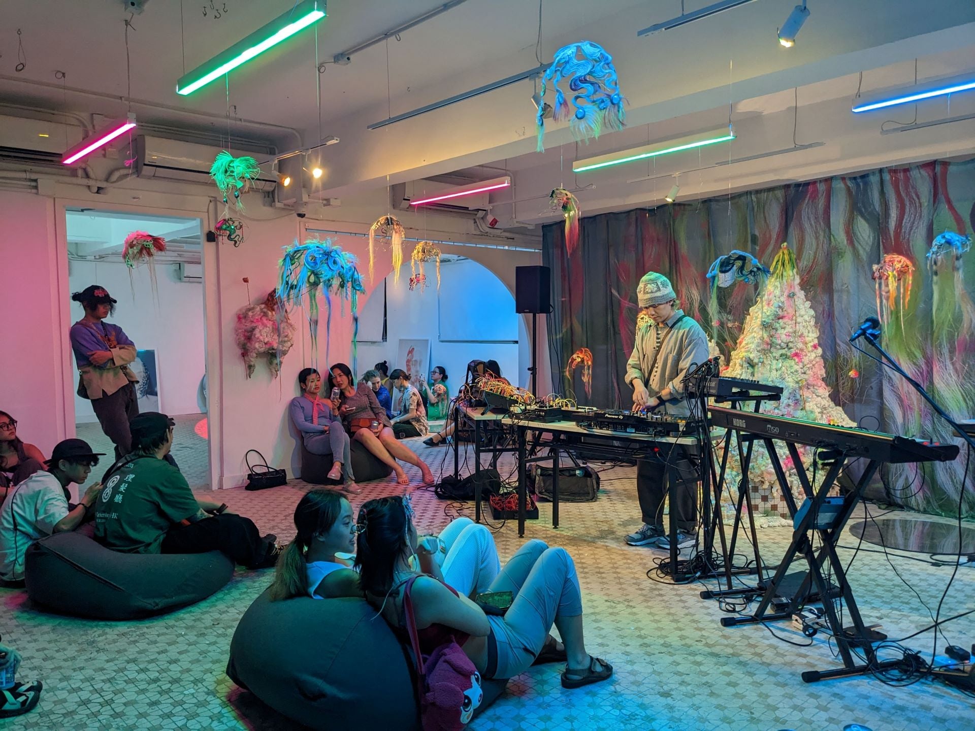 Current Plans展出「Fancy Creatures: The Art of the Wig」展覽現場。（曾智愛怡提供）