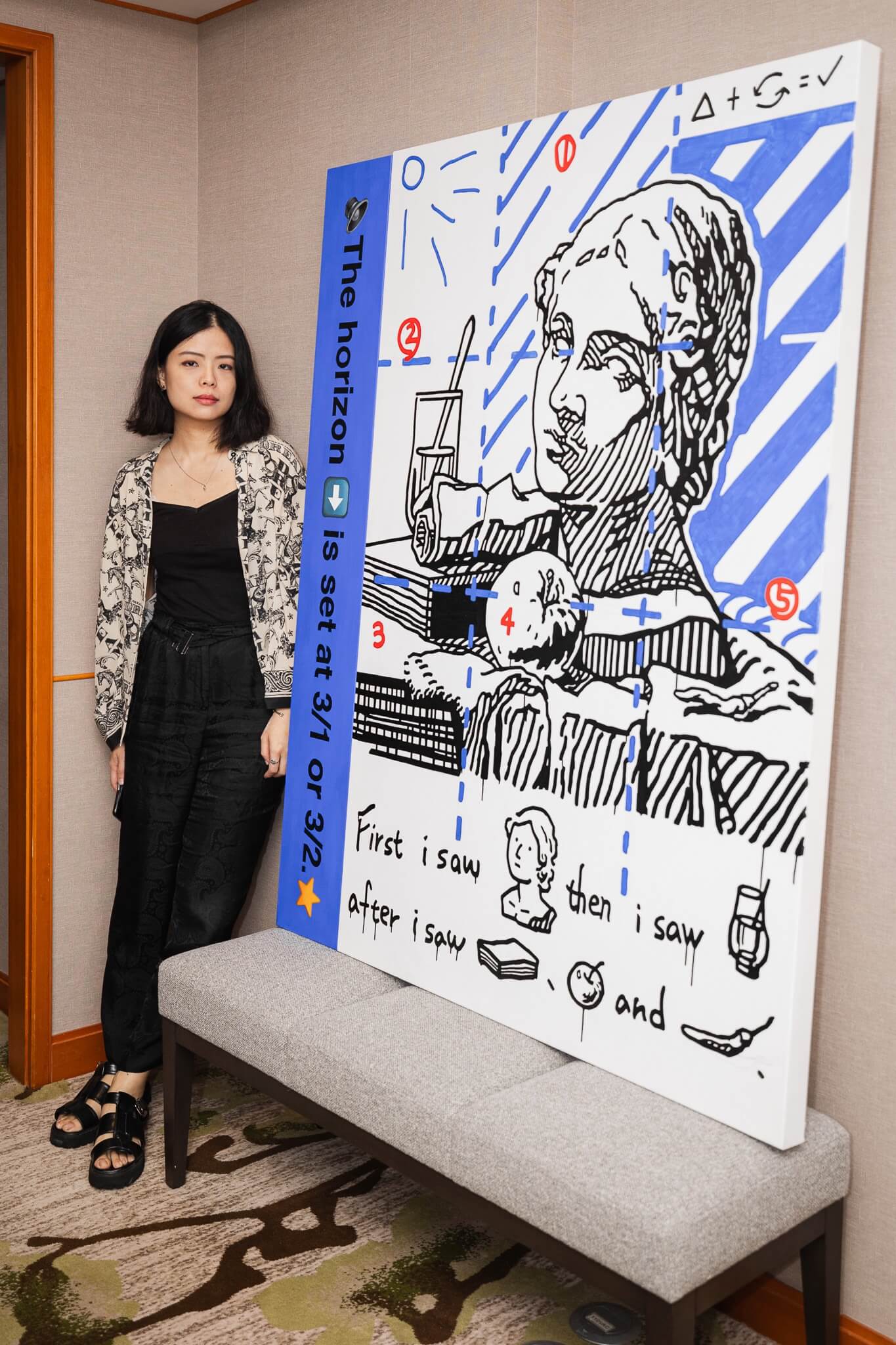 藝術家傅琬婷與其作品《優良的靜物畫—石膏像與靜物》。（OAT提供）