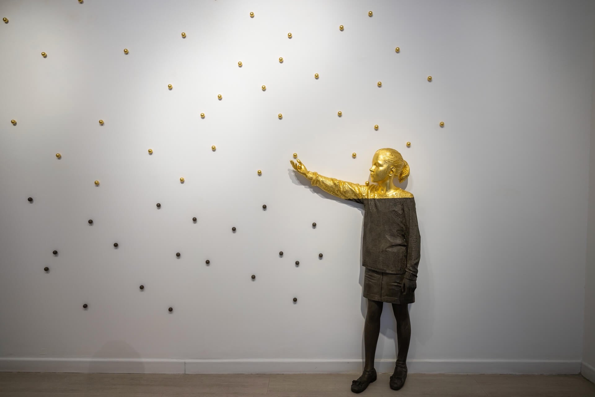 Willy VERGINER，《La notte di San Lorenzo》，青銅、金箔，140×85×30cm，2021。（OAT提供）
