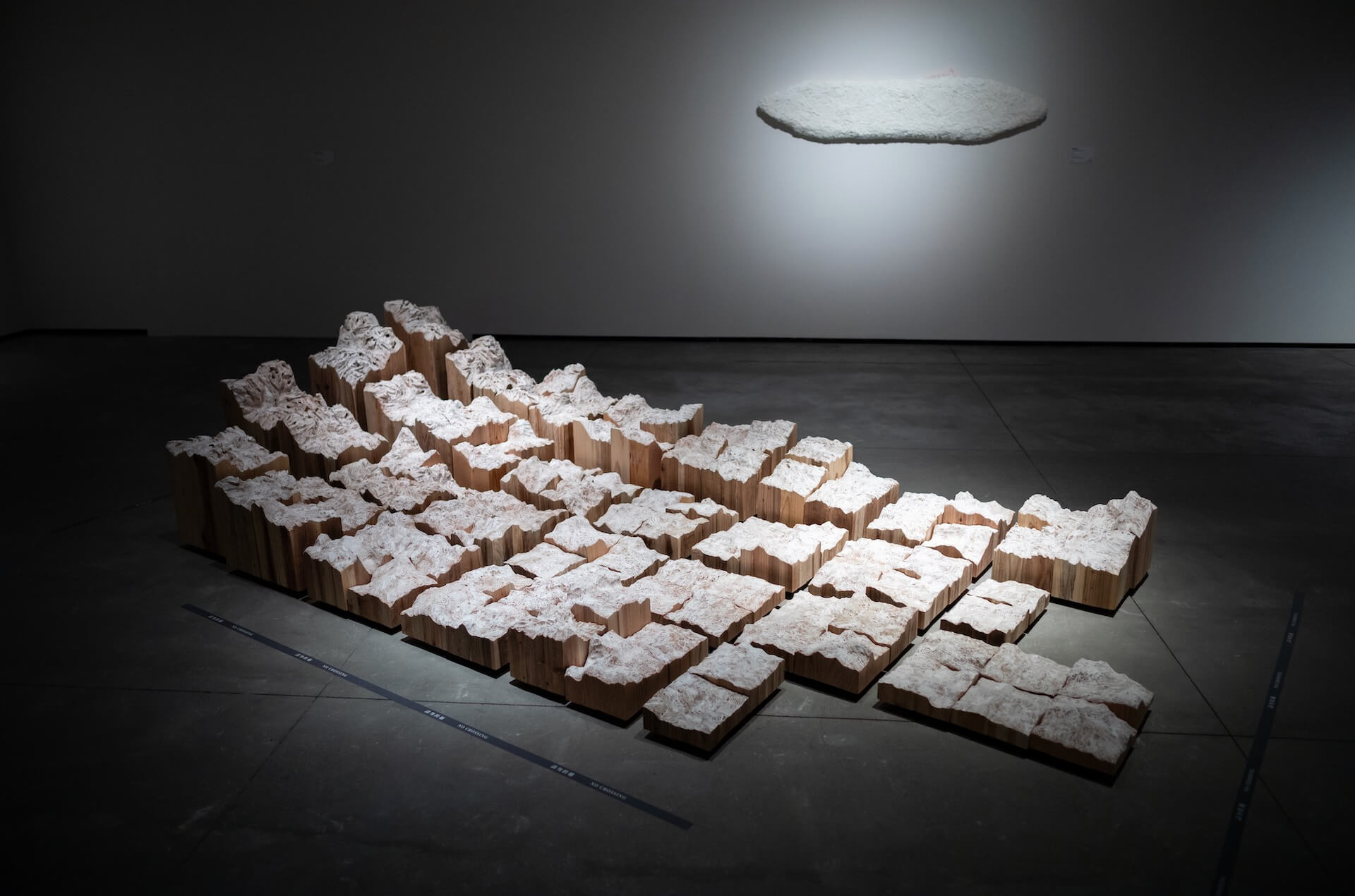 水谷篤司，《幻影風景》，木、水性日本畫顔料、壓克力顔料，70×280×380cm，2022。（OAT提供）