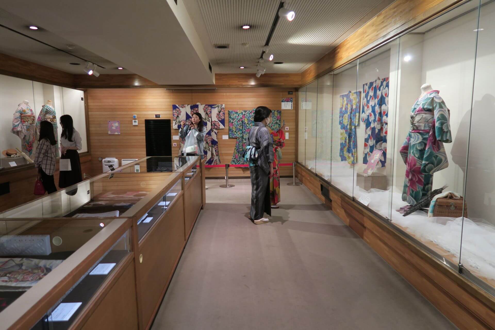 彌生美術館展覽一景，有穿著銘仙和服的觀眾前來看展。（攝影／李孟學）