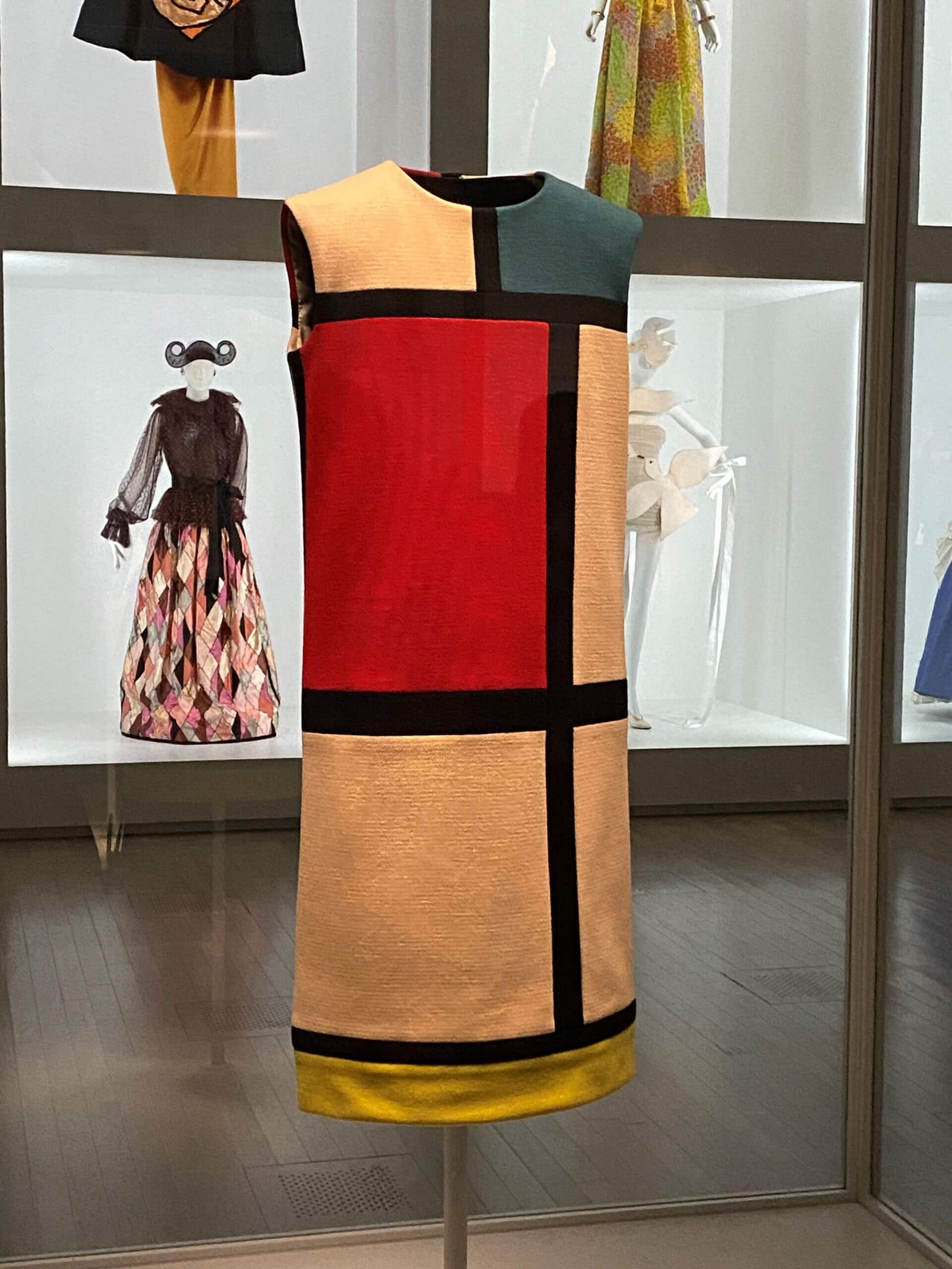 聖羅蘭YSL於1965年製作的秋冬高級訂製服系列，致敬抽象畫家蒙德里安，於日本東京新美術館展出情況。（攝影／李孟學）