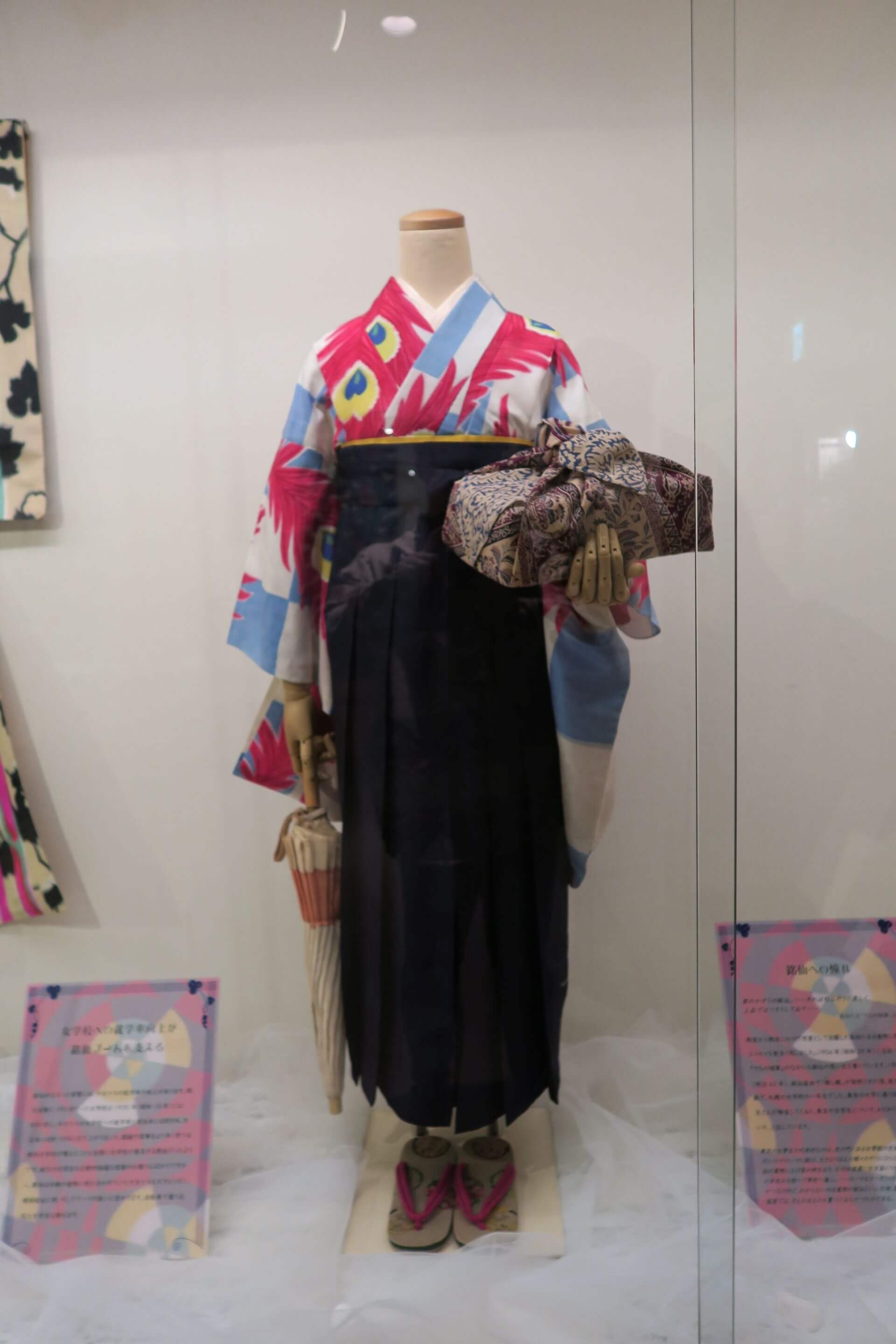 明治時期至昭和初期日本女學生會穿著的「袴」裝，上半身即是銘仙。（攝影／李孟學）