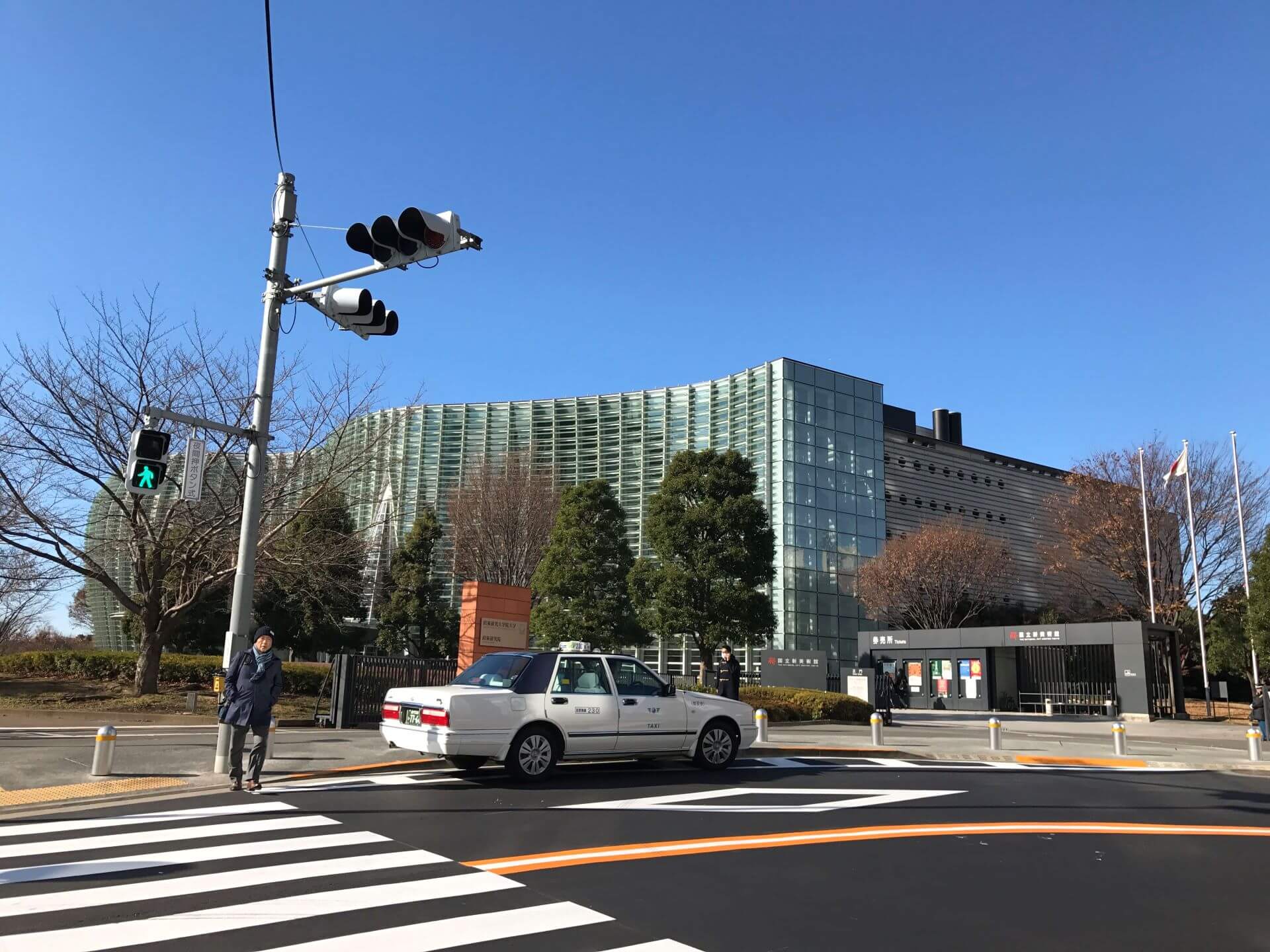 日本東京國立新美術館外街景，攝於2016年。（攝影／朱佑霖）