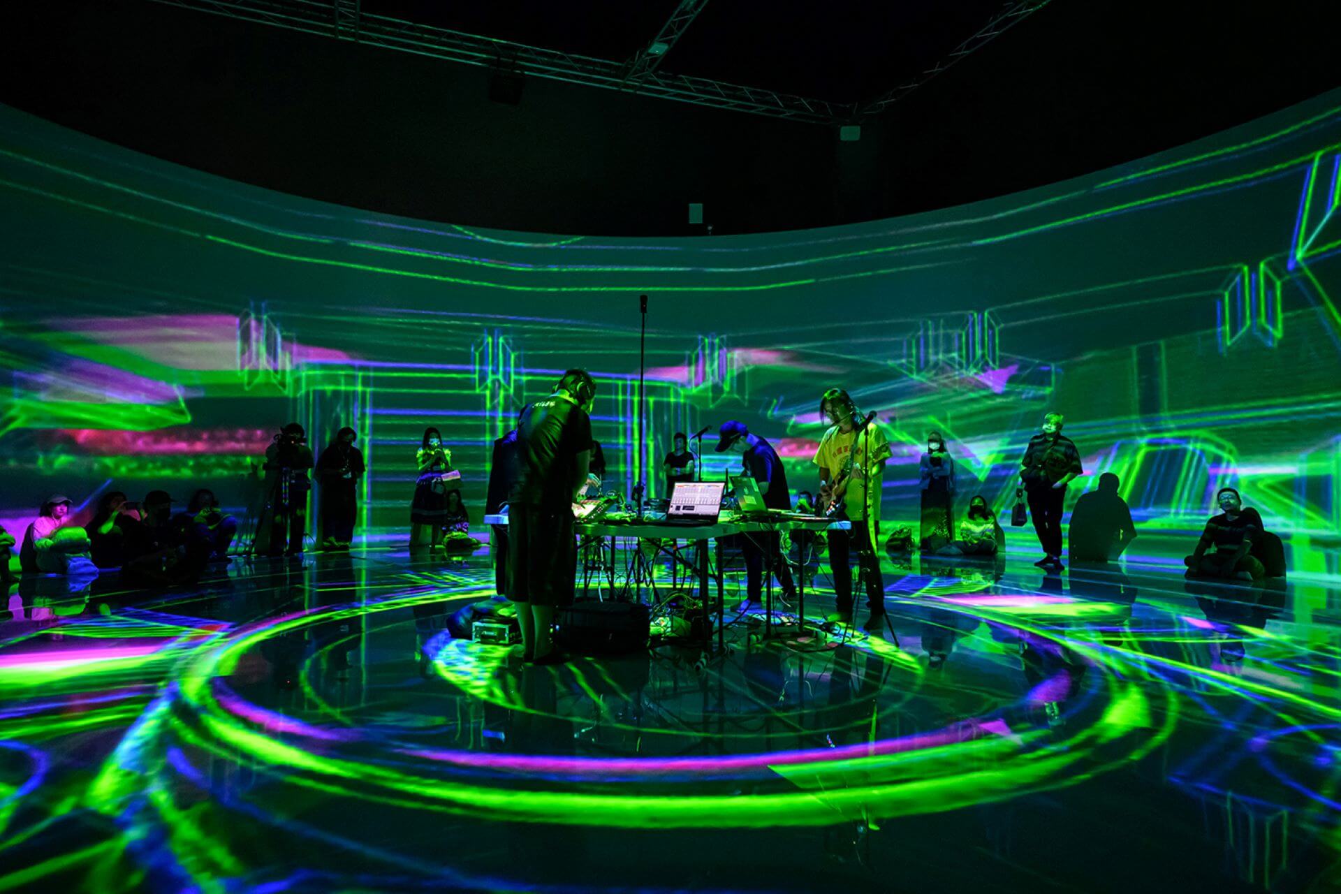 U108 Space 展演創作計畫「殘骸奇聲、跨域雙想」,2023年表演現場圖及作品圖。(國立臺灣美術館提供,攝影/ANPIS FOTO王世邦)