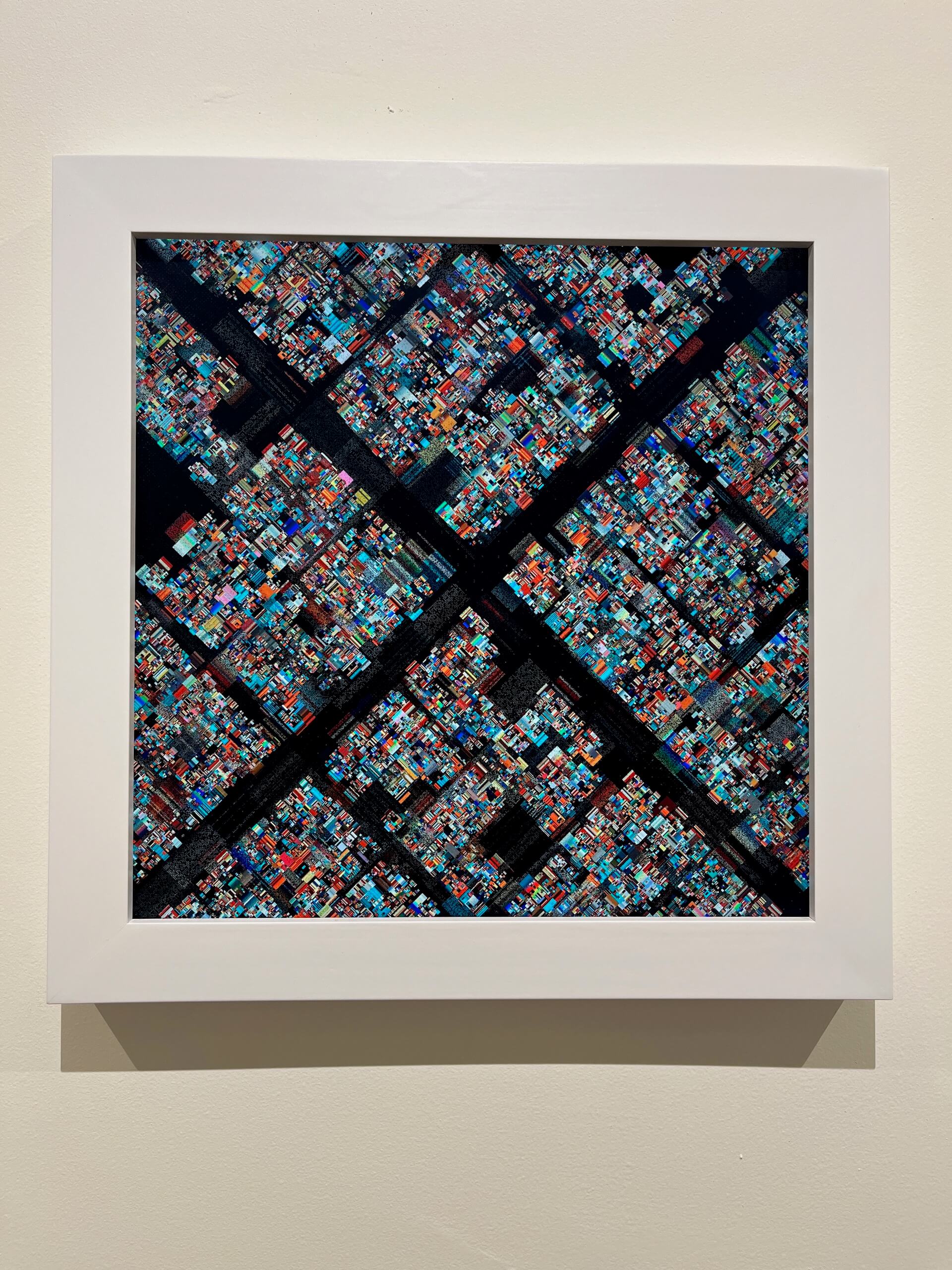 「Influentia」展覽中使用「擬真藝屏」（FindARTS）螢幕，呈現生成藝術家卡西．瑞斯（Casey Reas）的作品。（攝影／蔡昕縈）