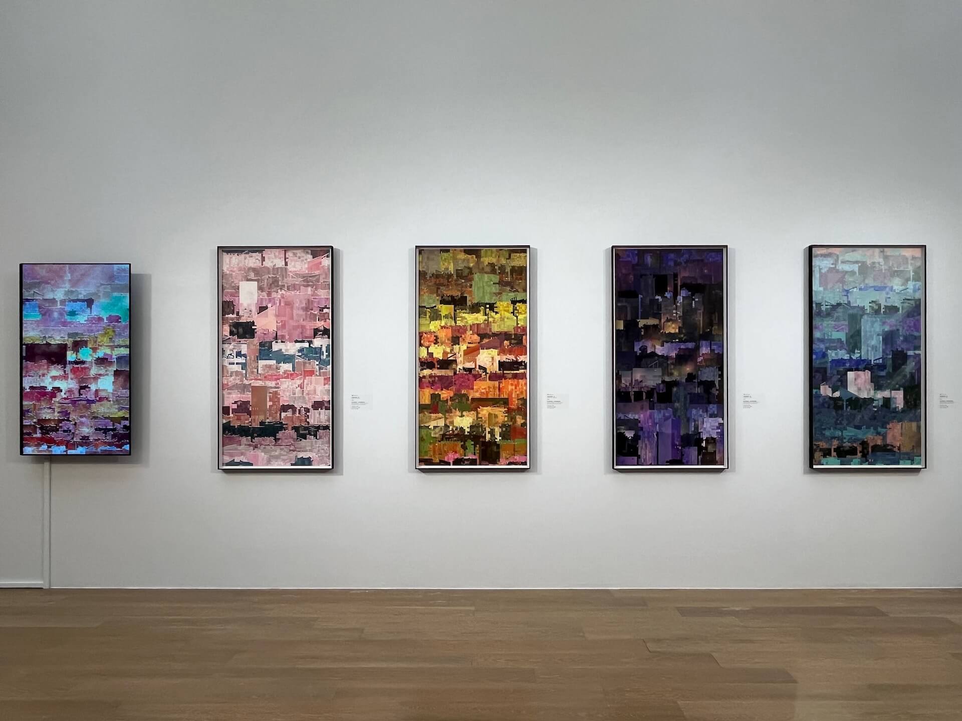 尊彩藝術中心「郭雪湖與數位生成藝術家──跨越百年風景對話」展場一隅，圖為生成藝術家黃新的《天際線的遙想》系列作品，不僅以紙張輸出數位作品展陳（右一、二、三、四），同時也與左方螢幕並列，呈現該作品的動態生成過程。（攝影／蔡昕縈）