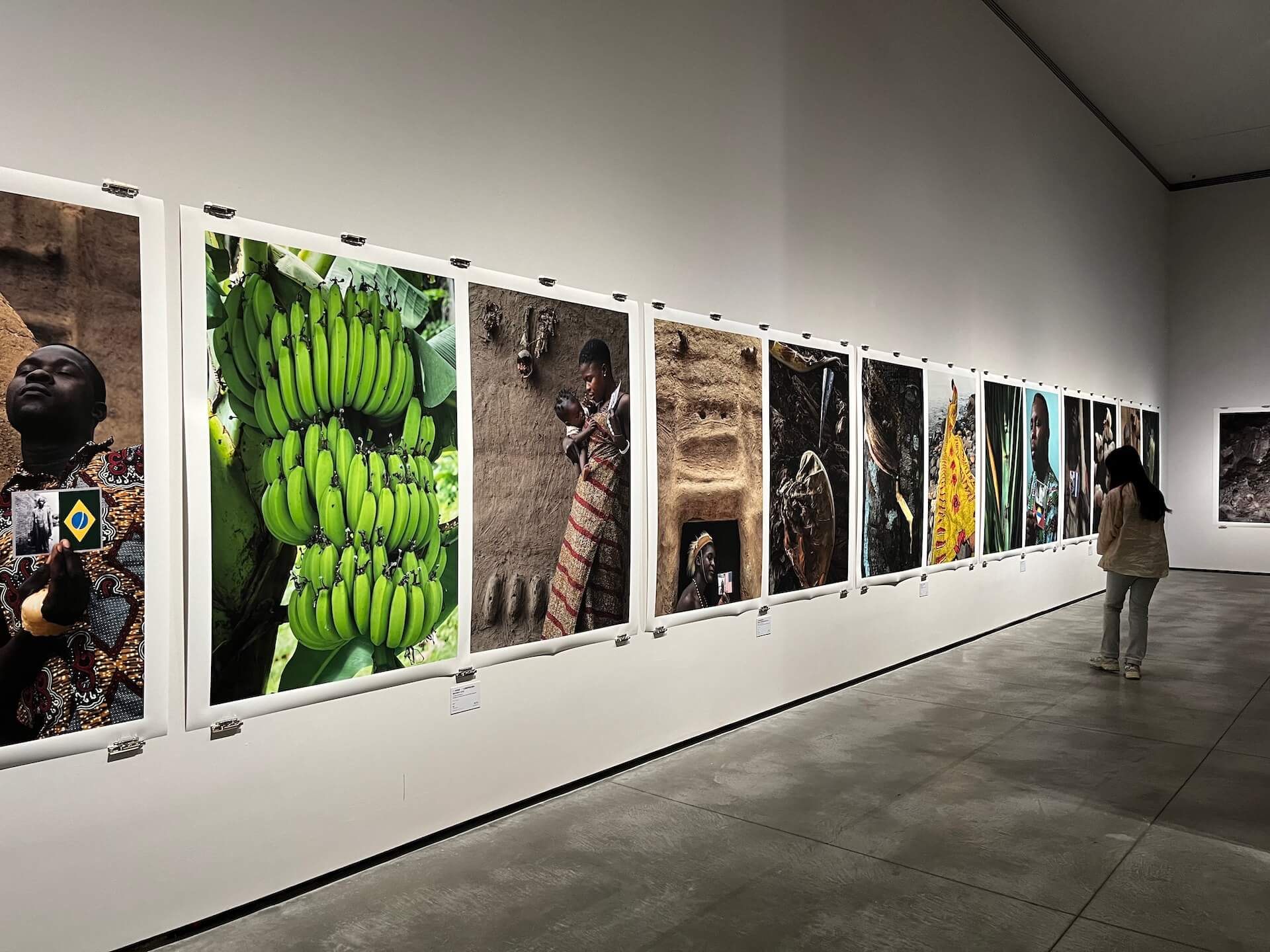 台南市立美術館「熱流：臺非現當代攝影」展場一隅，圖為藝術家劉博智以紙張印刷展出的攝影作品。（攝影／蔡昕縈）