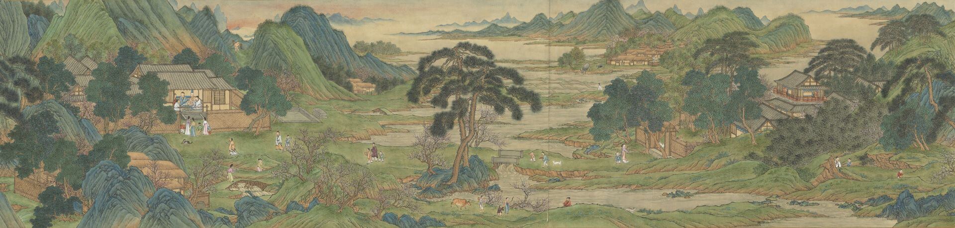 此段描繪漁夫在村民家中餐敘，以及一路上看到的村莊日常。清乾隆 王炳《仿趙伯駒桃源圖》（局部），1768，紙本設色，35.1×479.3公分，國立故宮博物院藏。（©國立故宮博物院）